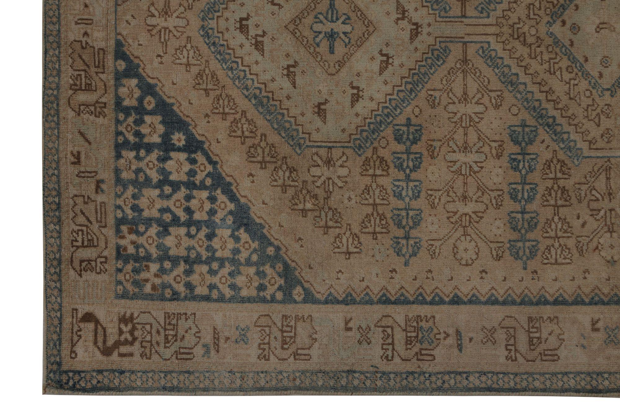 Entdecken Sie die Eleganz des persischen Shiraz mit Teppichen von CIRCA 1910. Dieses exklusive Design aus Wolle und BlueBrownTaupe ist perfekt, um Ihren Raum zu verschönern.