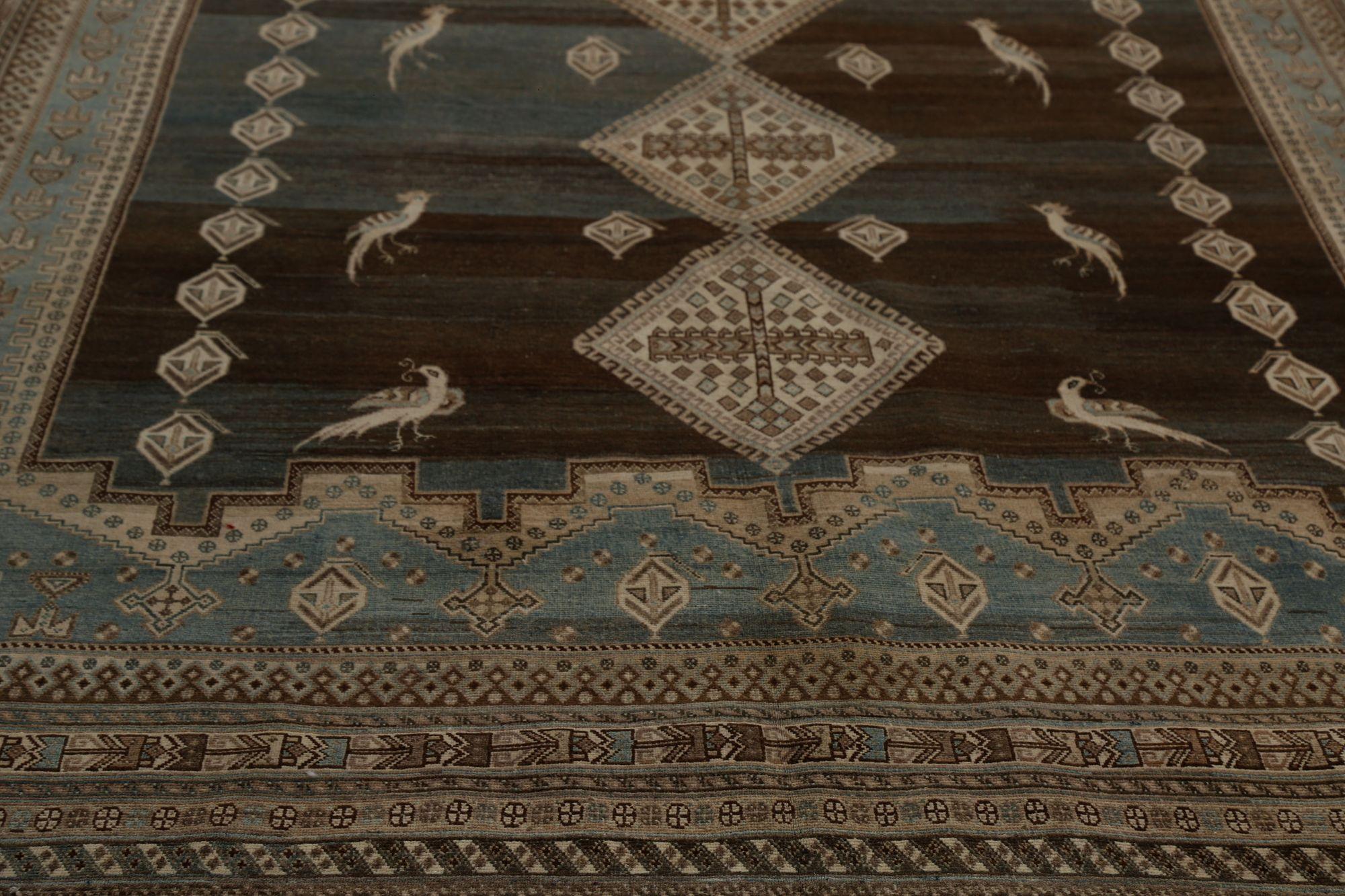 Entdecken Sie die Eleganz des persischen Shiraz mit Teppichen von CIRCA 1910. Dieses exklusive Design aus Wolle und BlauGrauElfenbein ist perfekt, um Ihren Raum zu verschönern.
