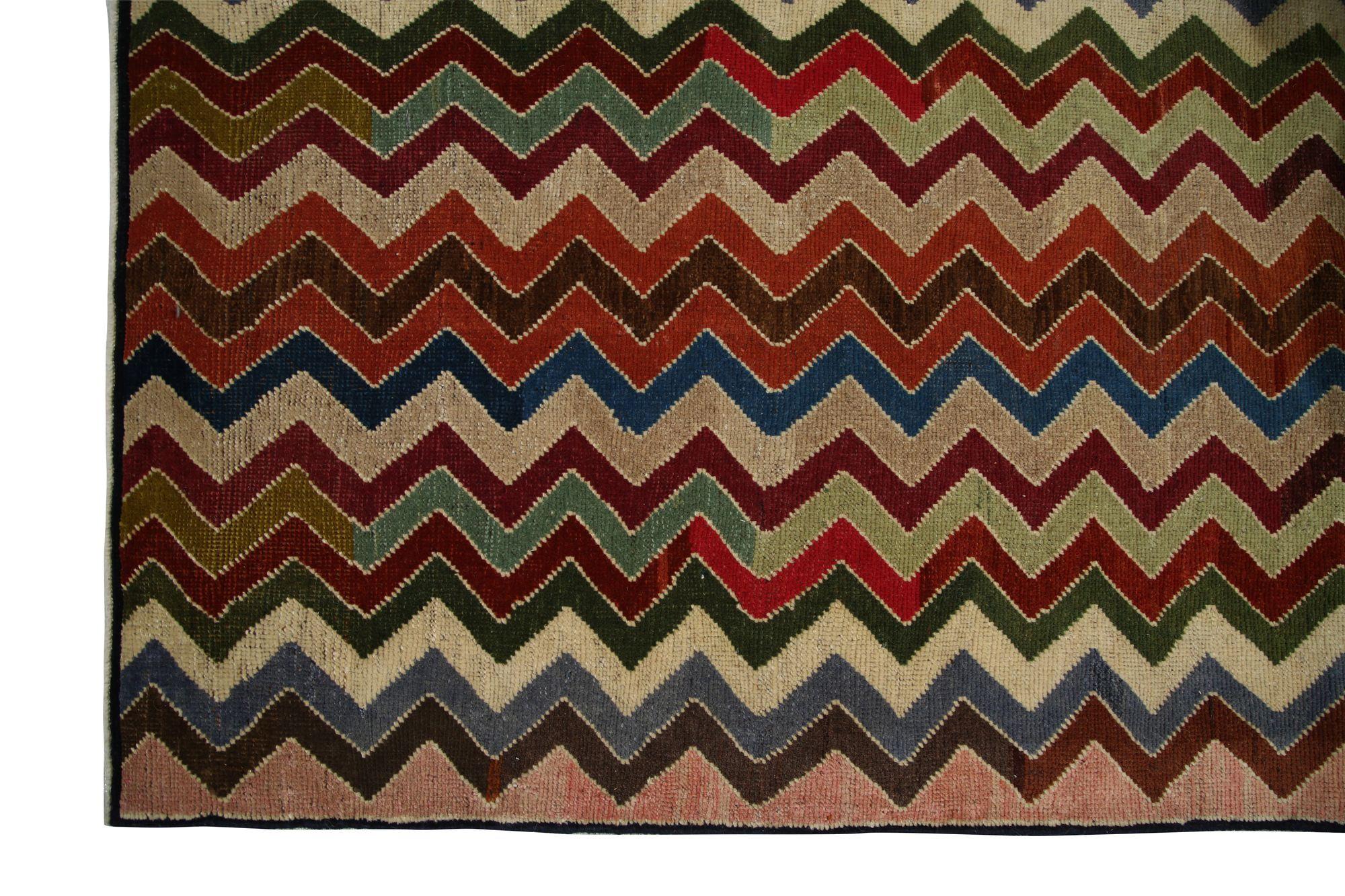 Entdecken Sie die Eleganz des persischen Shiraz mit Teppichen von CIRCA 1940. Dieses exklusive Design aus Wolle und BlauGrünElfenbeinRot eignet sich perfekt, um Ihren Raum zu verschönern.