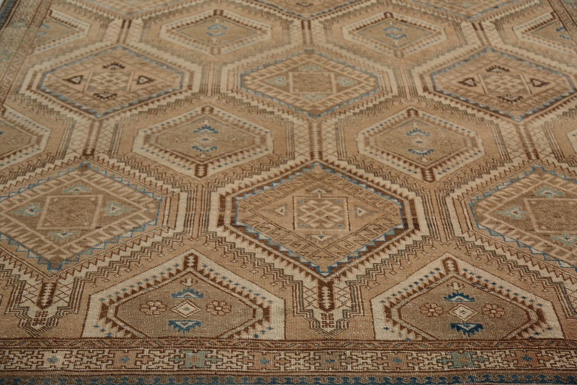 Scopri l'eleganza dei tappeti persiani Shiraz con caratteristiche di CIRCA 1910. Progettato in lana e marrone, questo design esclusivo è perfetto per valorizzare il tuo spazio.