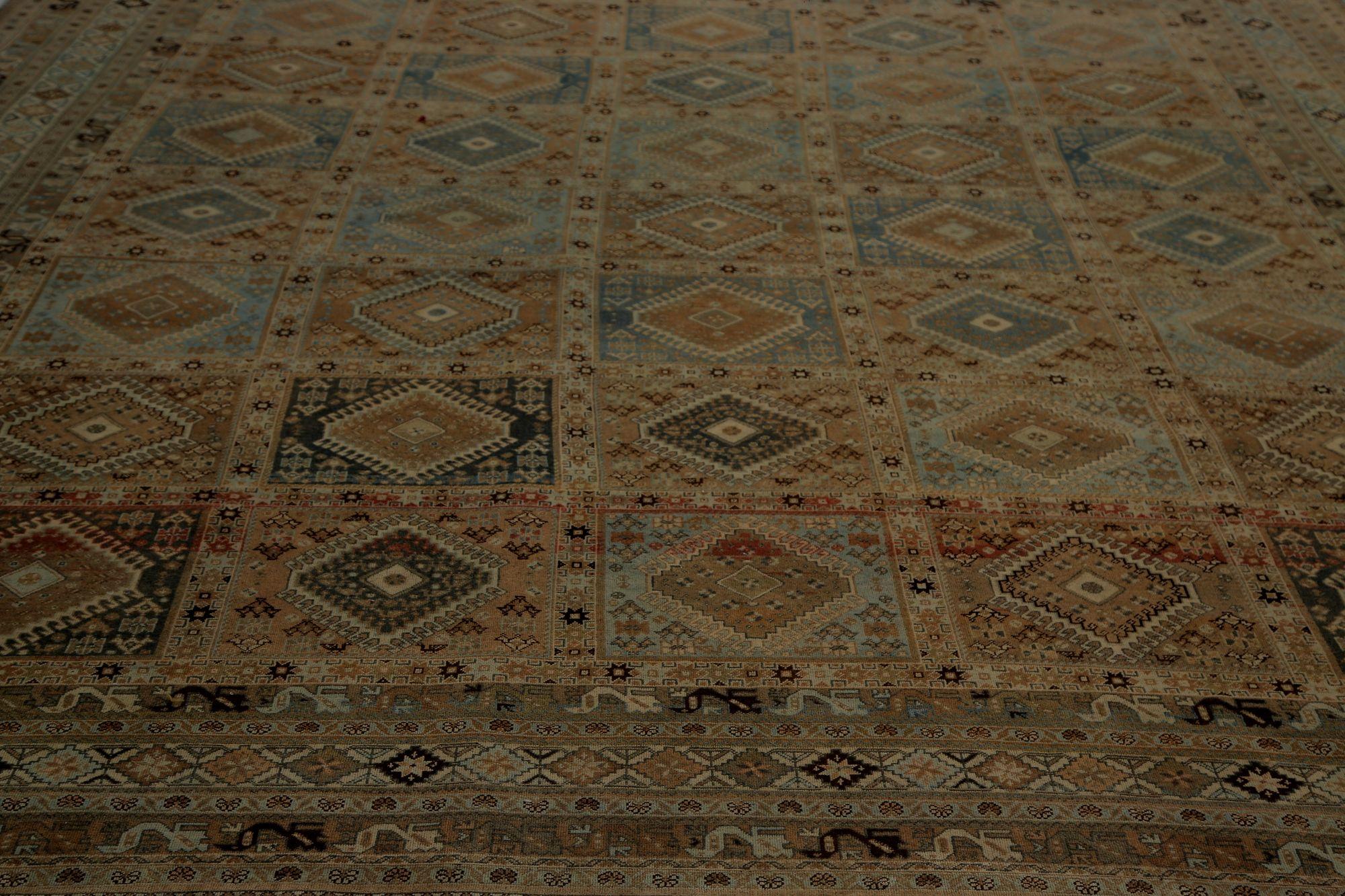 Entdecken Sie die Eleganz des persischen Shiraz mit Teppichen von CIRCA 1910. Dieses exklusive Design aus Wolle und Braun ist perfekt, um Ihren Raum zu verschönern.