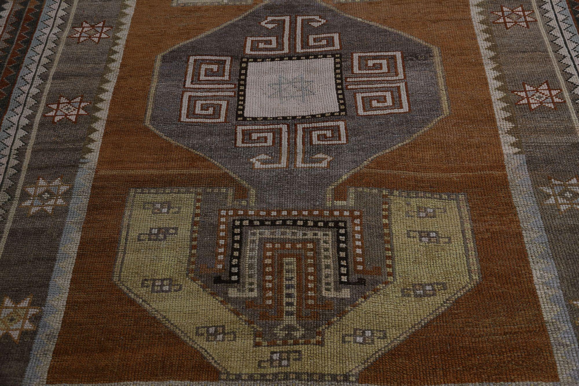 Entdecken Sie die Eleganz des persischen Shiraz mit Teppichen von CIRCA 1910. Dieses exklusive Design aus Wolle und BraunGrauElfenbeinTaupe eignet sich perfekt, um Ihren Raum zu verschönern.