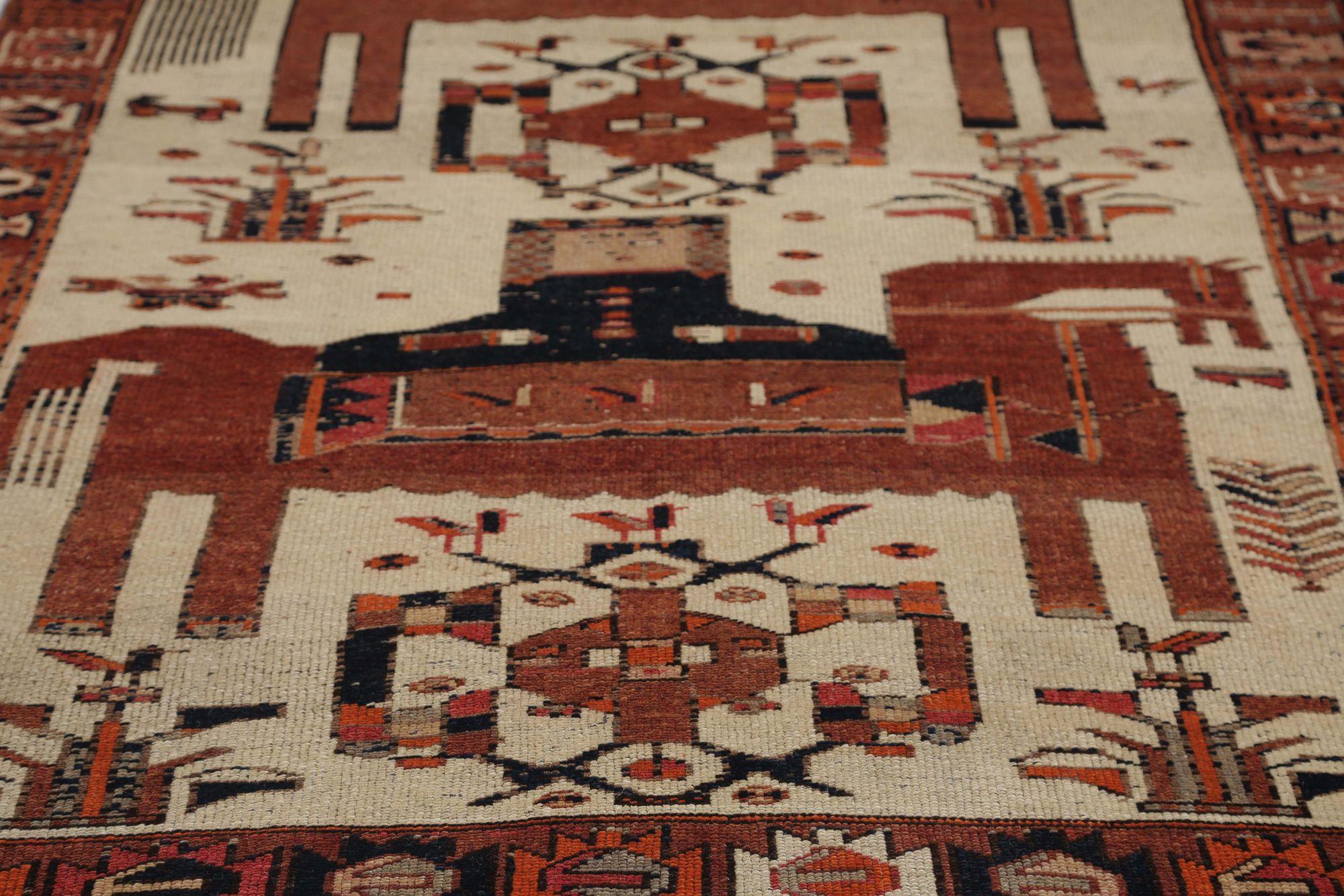 Découvrez l'élégance des tapis persans Shiraz de Circa 1880. Conçu avec de la laine et du Design/One, ce design exclusif est parfait pour mettre en valeur votre espace.