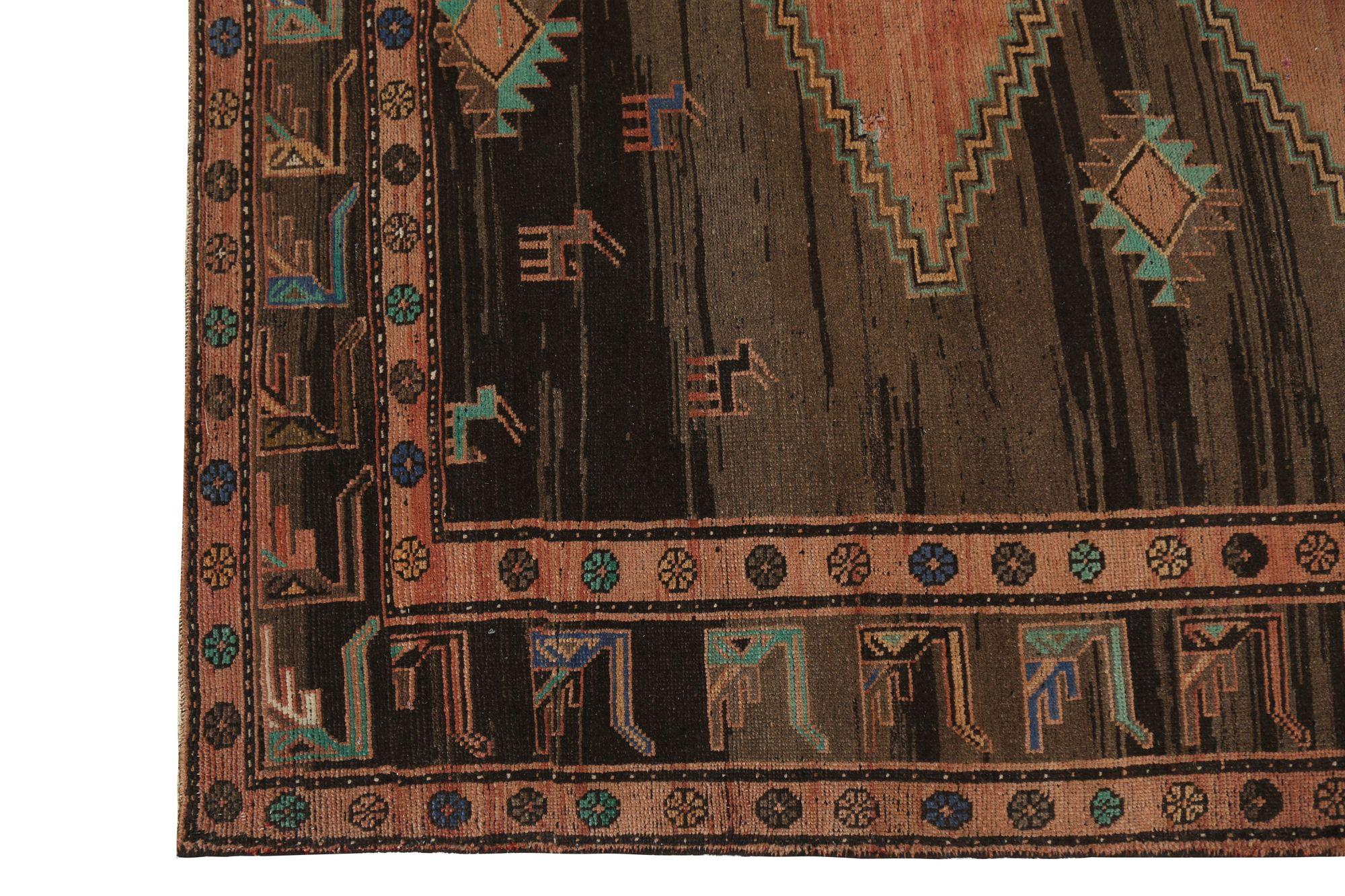 Scopri l'eleganza dei tappeti persiani Shiraz con caratteristiche di CIRCA 1940. Progettato con lana e marrone-arancio, questo design esclusivo è perfetto per valorizzare il tuo spazio.