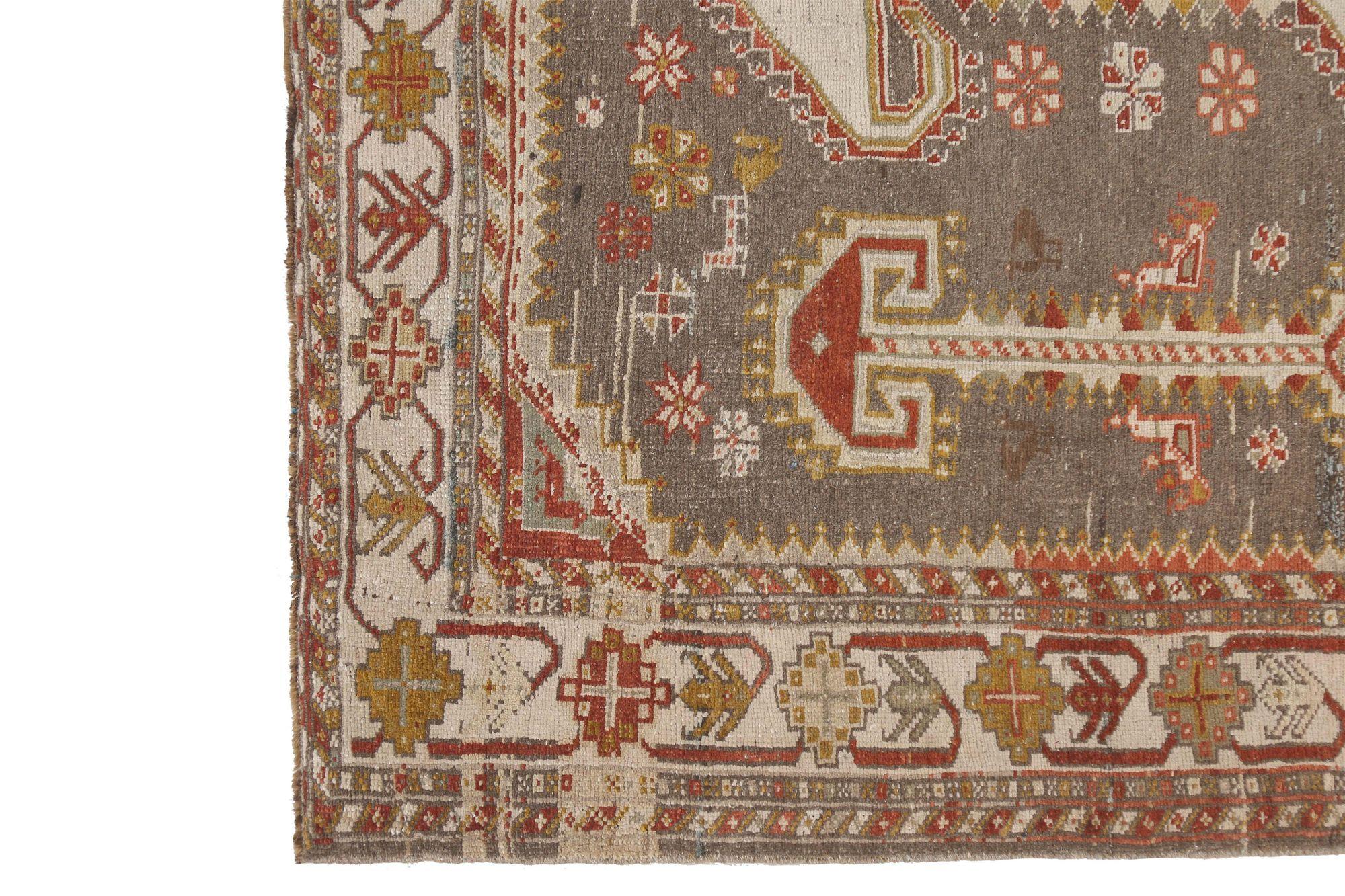 Entdecken Sie die Eleganz des persischen Shiraz mit Teppichen von CIRCA 1910. Dieses exklusive Design aus Wolle und BraunRotTaupe eignet sich perfekt zur Verschönerung Ihres Raums.