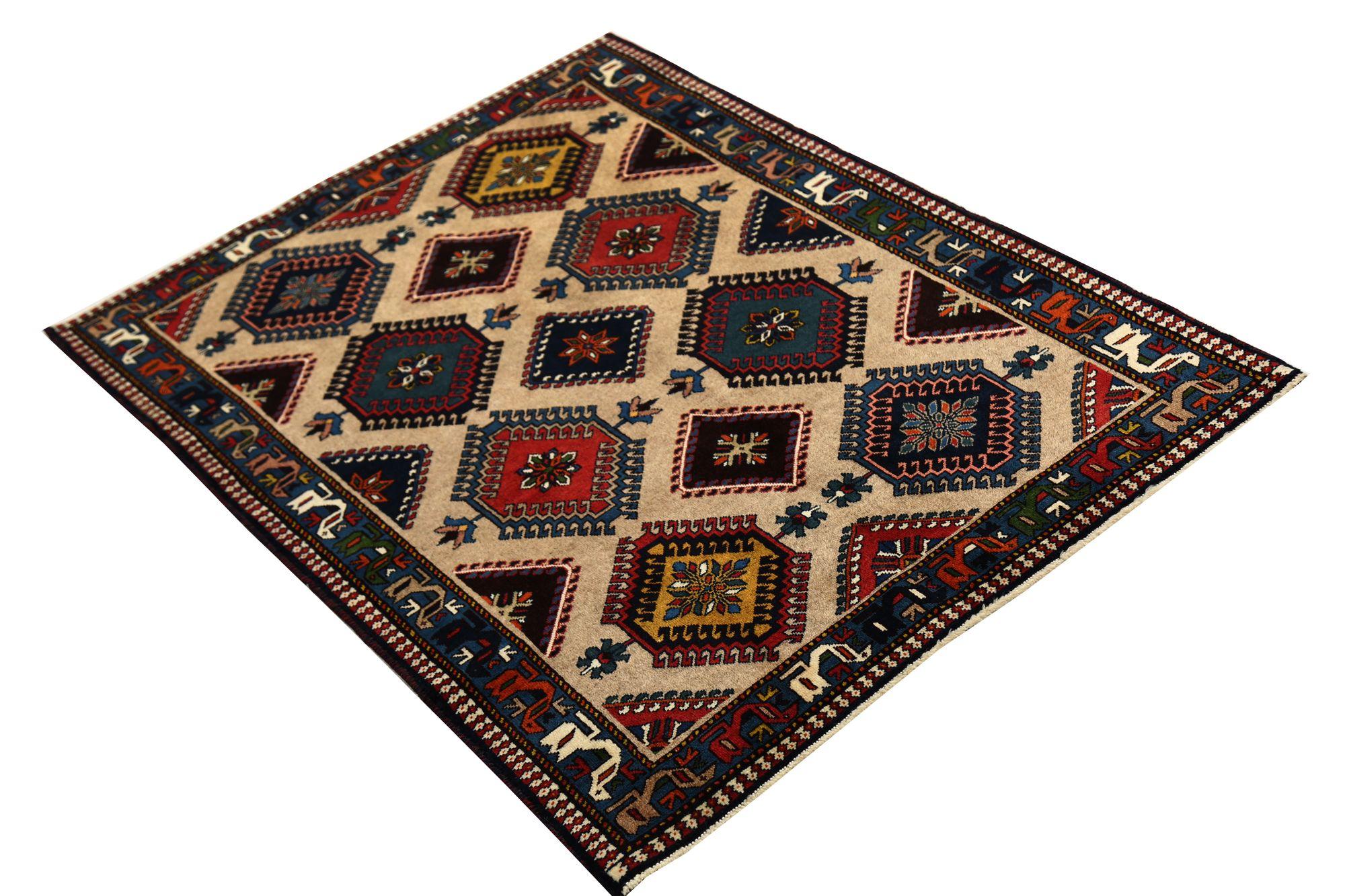 Scopri l'eleganza dei tappeti persiani Shiraz con caratteristiche di CIRCA 1910. Progettato con Lana e Marrone-Taupe, questo design esclusivo è perfetto per valorizzare il tuo spazio.