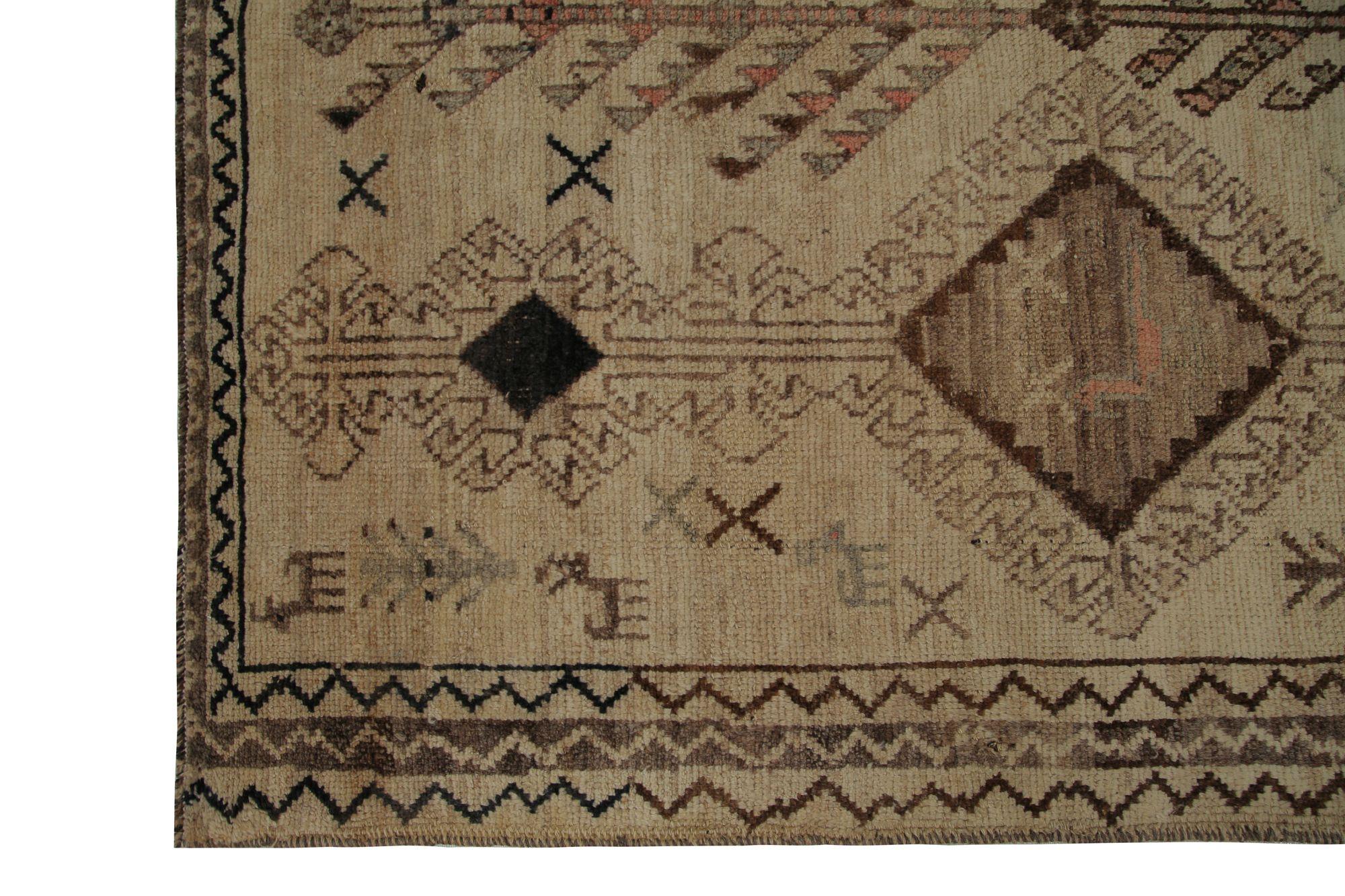 Scopri l'eleganza dei tappeti persiani Shiraz con caratteristiche di CIRCA 1910. Progettato con Lana e Marrone-Taupe, questo design esclusivo è perfetto per valorizzare il tuo spazio.