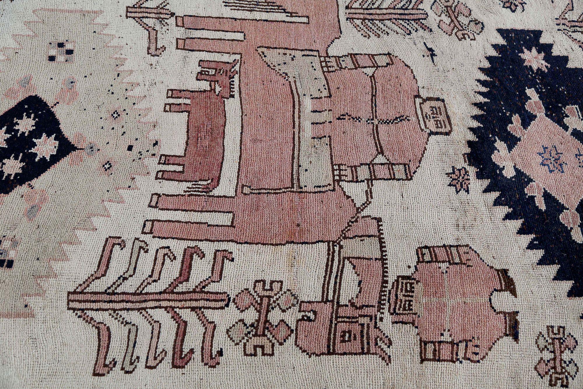 Entdecken Sie die Eleganz des persischen Shiraz mit Teppichen von CIRCA 1910. Dieses exklusive Design aus Wolle und Elfenbeinrosa ist perfekt, um Ihren Raum zu verschönern.