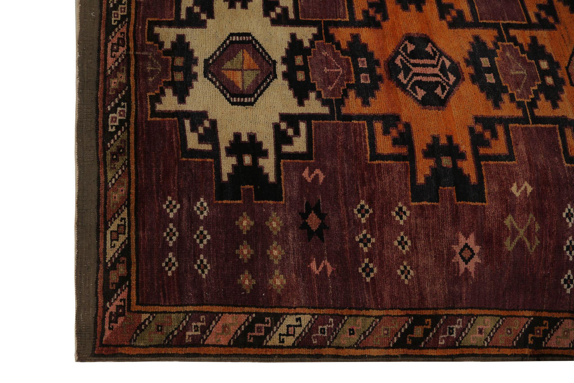 Descubre la elegancia de las alfombras persas Shiraz de Circa 1910. Diseñado con lana y OrangePurpel, este diseño exclusivo es perfecto para realzar tu espacio.