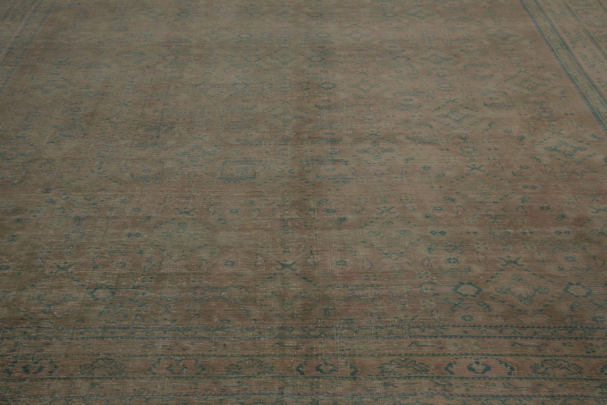 Descubre la elegancia de las alfombras persas Shiraz de Circa 1880. Diseñado con lana y rosa, este diseño exclusivo es perfecto para realzar tu espacio.
