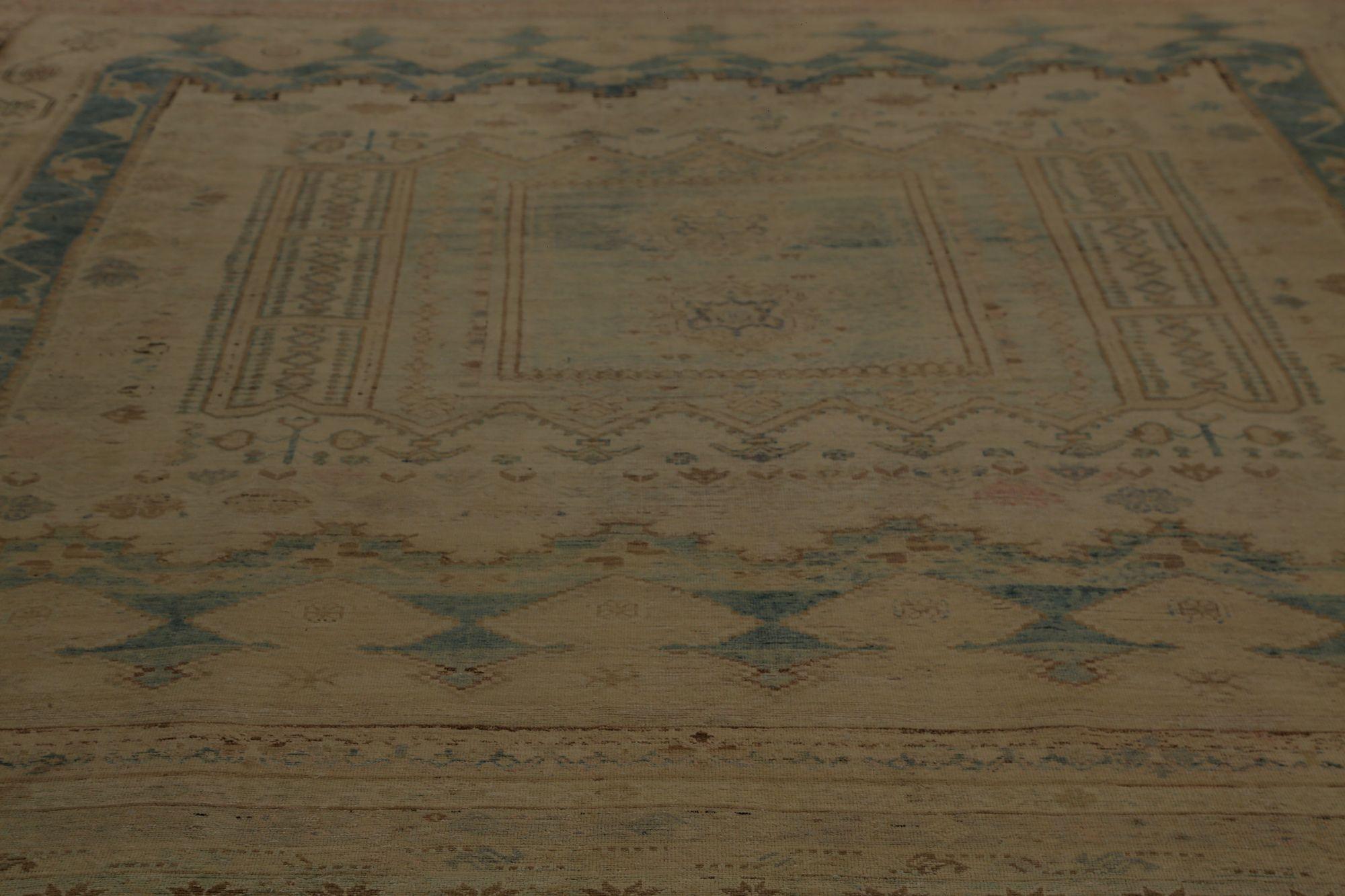 Scopri l'eleganza dei tappeti persiani Shiraz con caratteristiche di CIRCA 1880. Progettato in lana e taupe, questo design esclusivo è perfetto per valorizzare il tuo spazio.