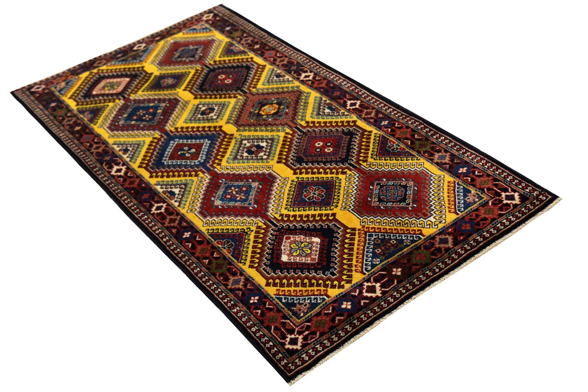 Découvrez l'élégance des tapis persans Shiraz de Circa 1940. Conçu avec de la Laine et du Jaune, ce design exclusif est parfait pour mettre en valeur votre espace.