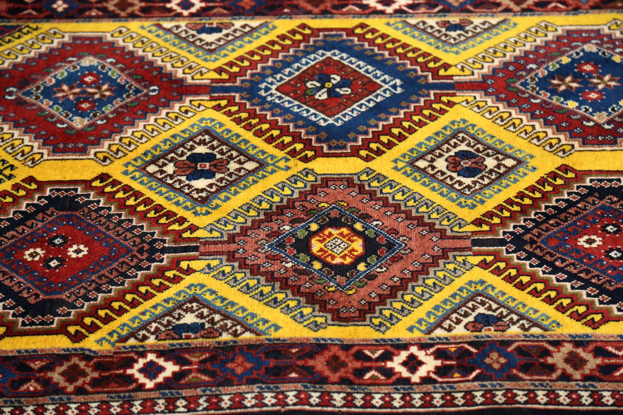 20ième siècle Tapis persans Shiraz à motif jaune en laine - 96973 en vente