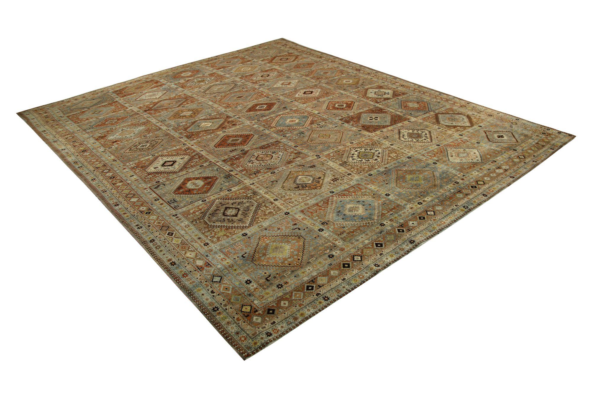 Entdecken Sie die Eleganz des persischen Shiraz mit dem Over-Size-Teppich von CIRCA 1910. Dieses exklusive Design aus Wolle und Blau-Elfenbein-Rot ist perfekt, um Ihren Raum zu verschönern.