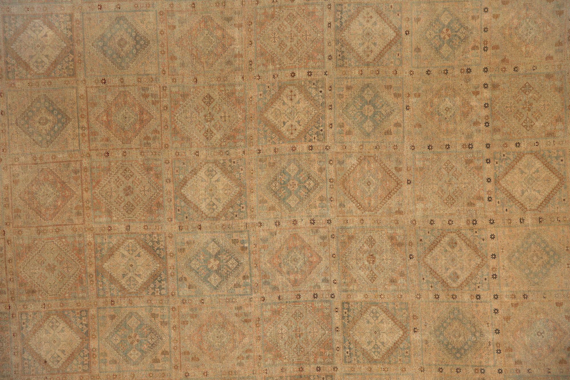 Scopri l'eleganza del tappeto persiano Shiraz, caratterizzato da un formato Over Size, risalente al 1910. Progettato con Lana e Marrone-Taupe, questo design esclusivo è perfetto per valorizzare il tuo spazio.