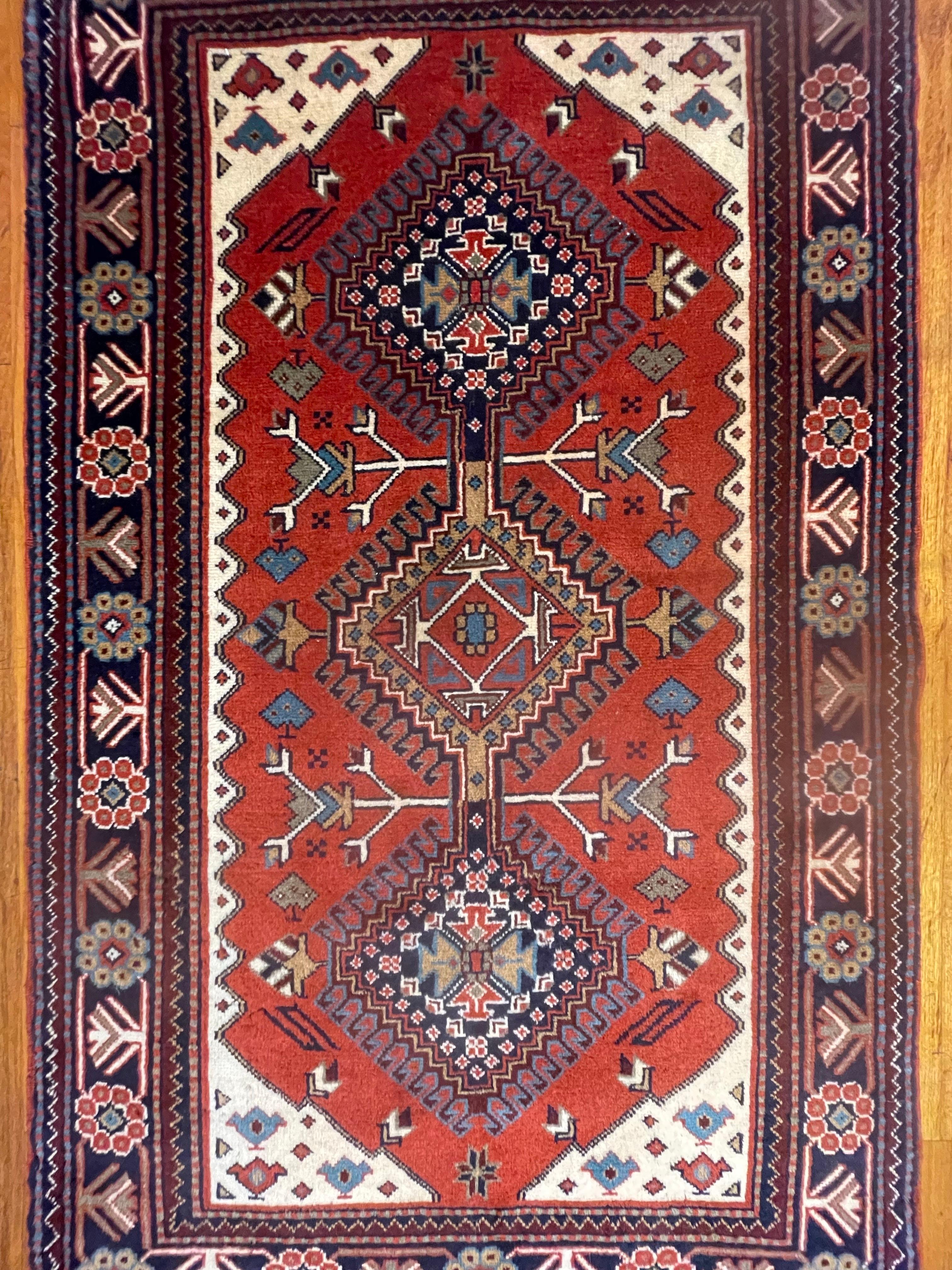 Persian Shiraz Rug In Good Condition For Sale In San Diego, CA
