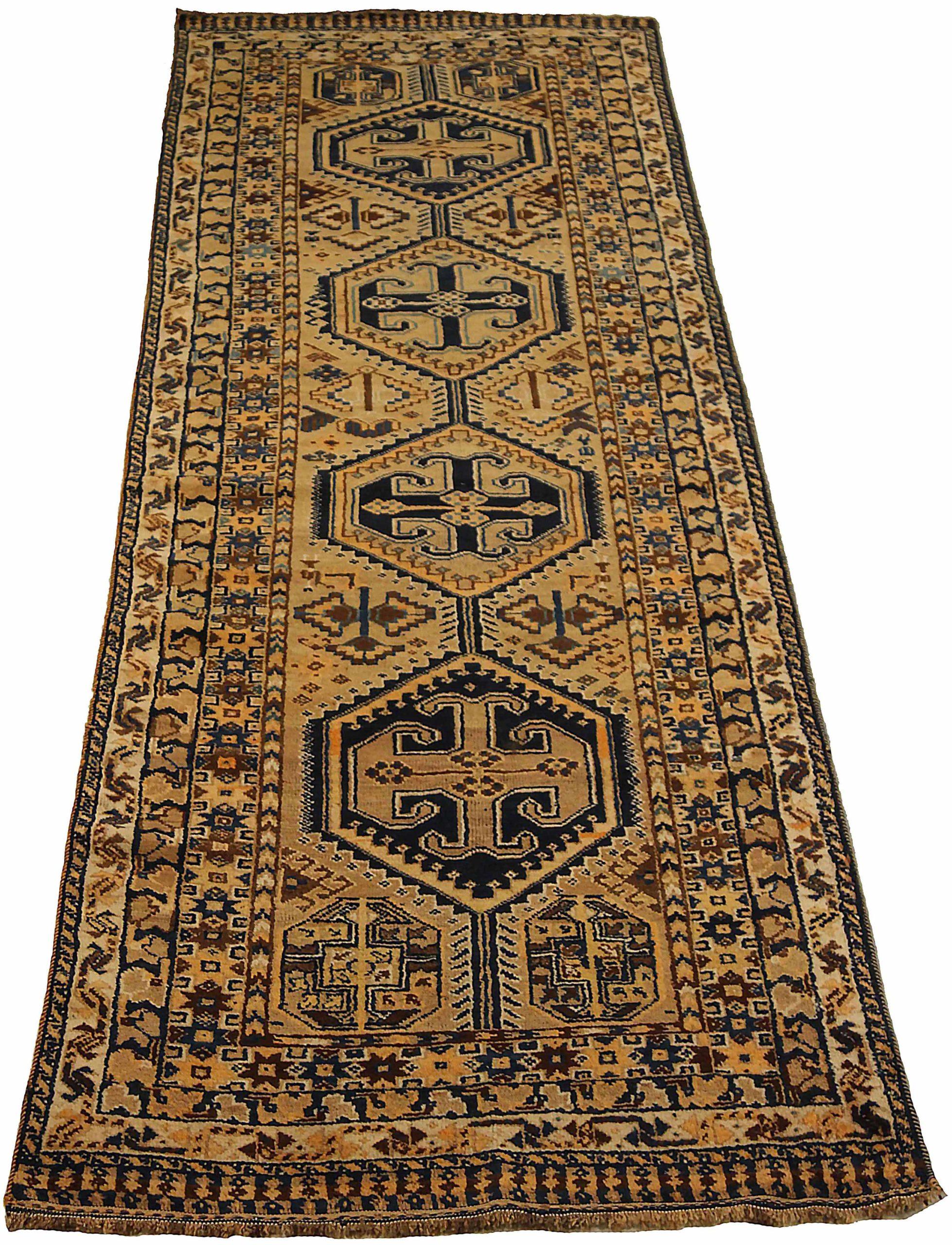 Scopri l'eleganza del tappeto persiano Shiraz con caratteristiche runner del 1910. Progettato con lana e nero-avorio-rosso, questo design esclusivo è perfetto per valorizzare il tuo spazio.