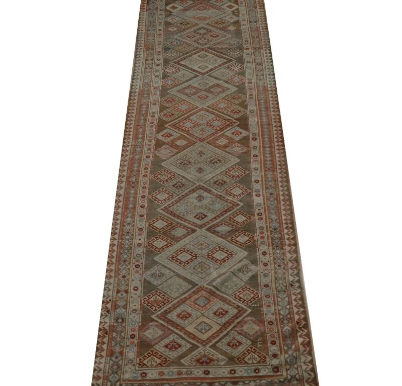 Entdecken Sie die Eleganz des persischen Shiraz mit dem Läufer CIRCA 1910. Dieses exklusive Design aus Wolle und BlauBraunRot ist perfekt, um Ihren Raum zu verschönern.