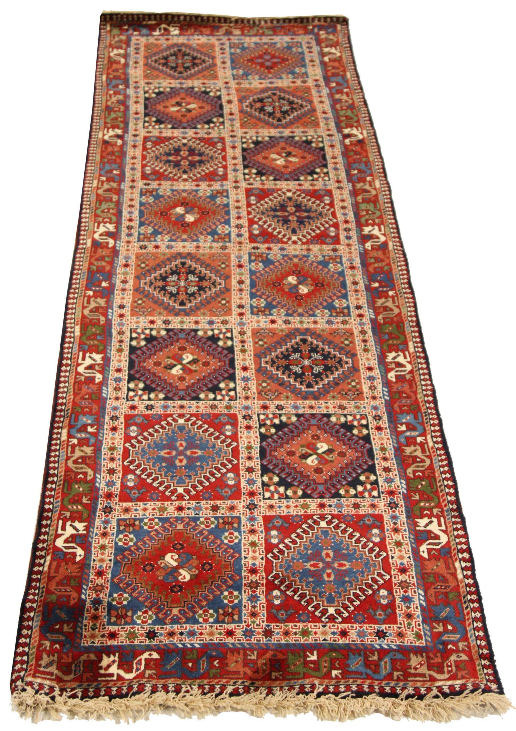 Entdecken Sie die Eleganz des persischen Shiraz mit dem Läufer CIRCA 1910. Dieses exklusive Design aus Wolle und Blau-Elfenbein-Rot ist perfekt, um Ihren Raum zu verschönern.