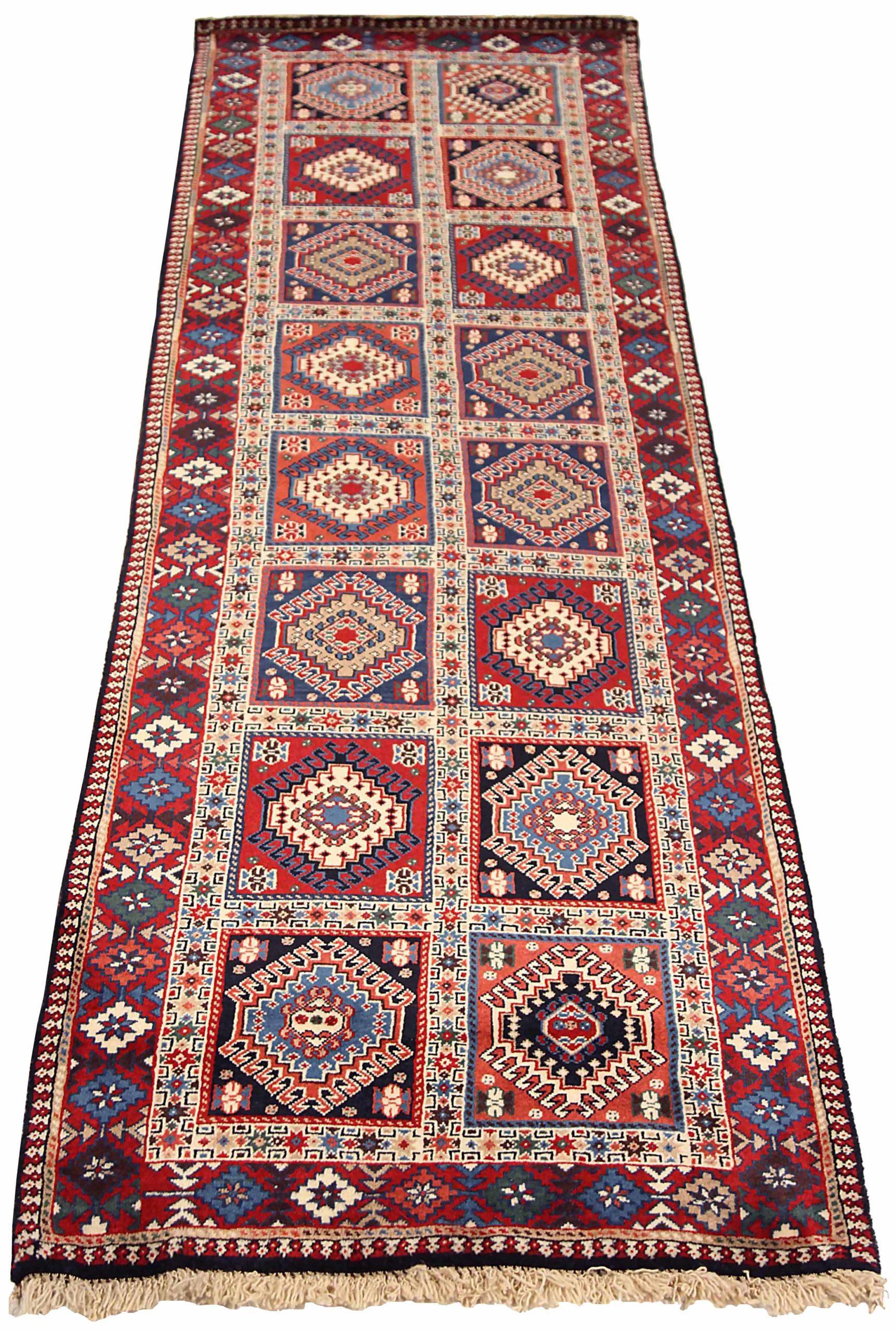 Entdecken Sie die Eleganz des persischen Shiraz mit dem Läufer CIRCA 1910. Dieses exklusive Design aus Wolle und Blau-Elfenbein-Rot ist perfekt, um Ihren Raum zu verschönern.