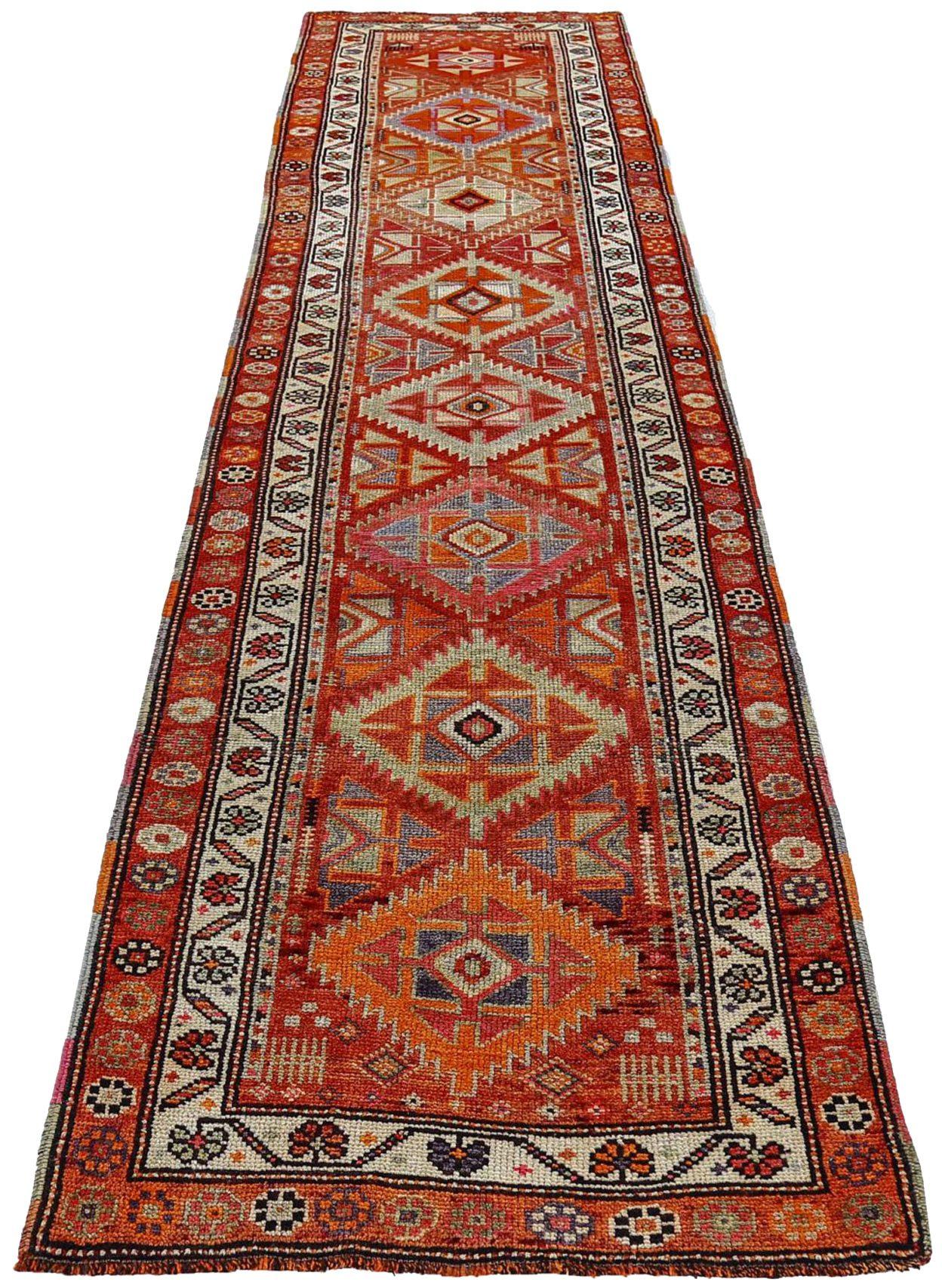 Entdecken Sie die Eleganz des persischen Shiraz mit dem Läufer CIRCA 1910. Dieses exklusive Design aus Wolle und Elfenbeinrot ist perfekt, um Ihren Raum zu verschönern.