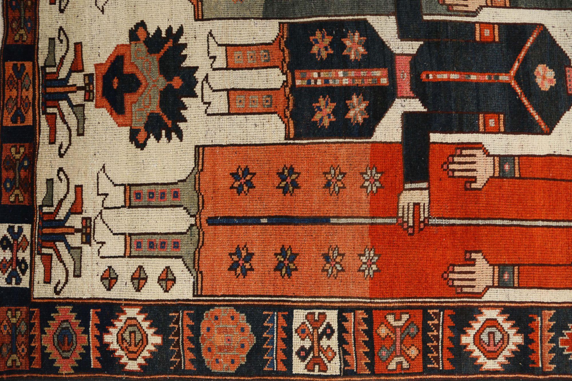 Entdecken Sie die Eleganz des persischen Shiraz mit dem Läufer CIRCA 1910. Dieses exklusive Design in den Farben Wolle und Schwarz-Blau-Elfenbein-Rot ist perfekt, um Ihren Raum zu verschönern.