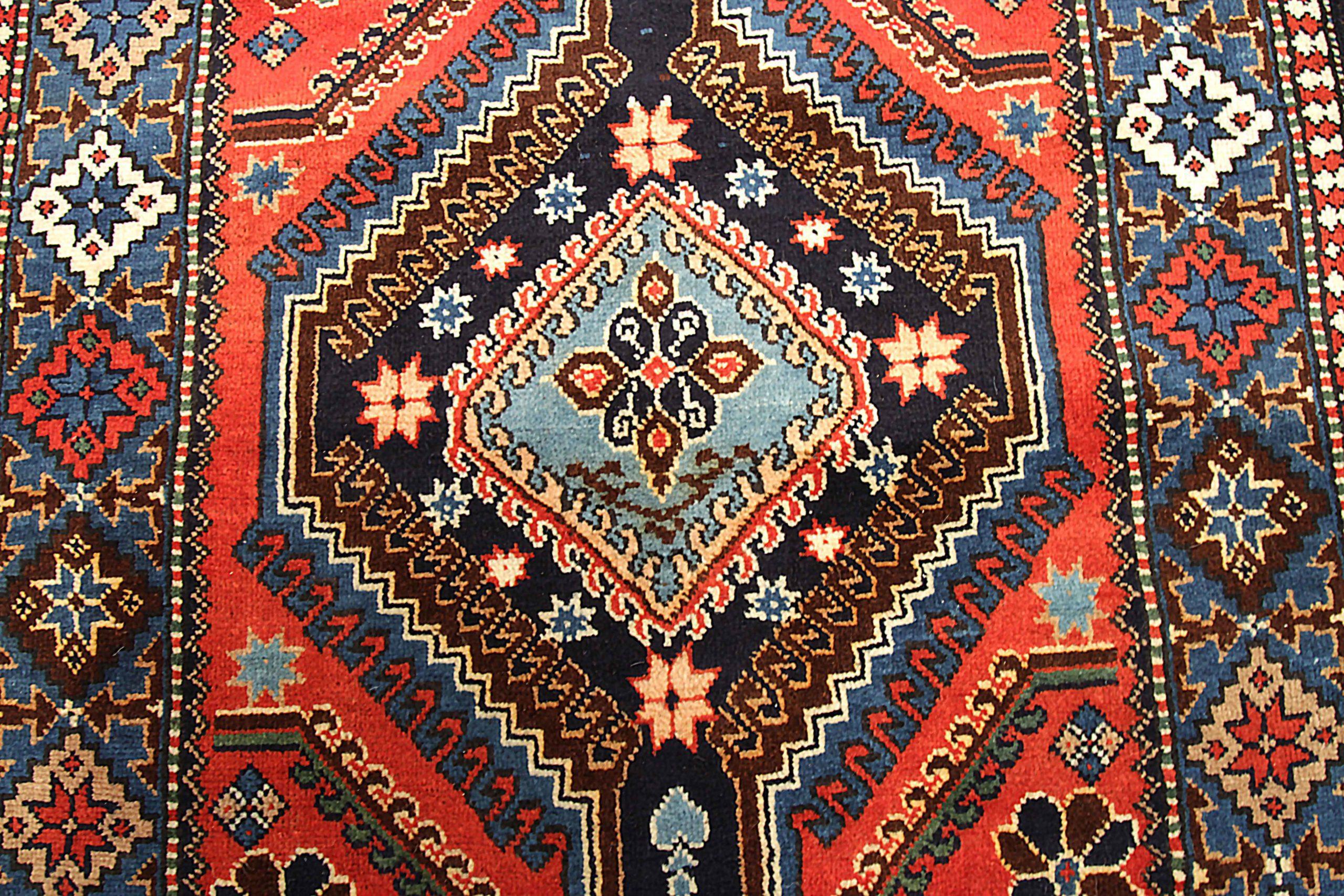 Persischer Shiraz-Läufer aus Wolle in Blau, Marineblau, Blau und Rot mit Design - 88787 im Zustand „Hervorragend“ im Angebot in Dallas, TX
