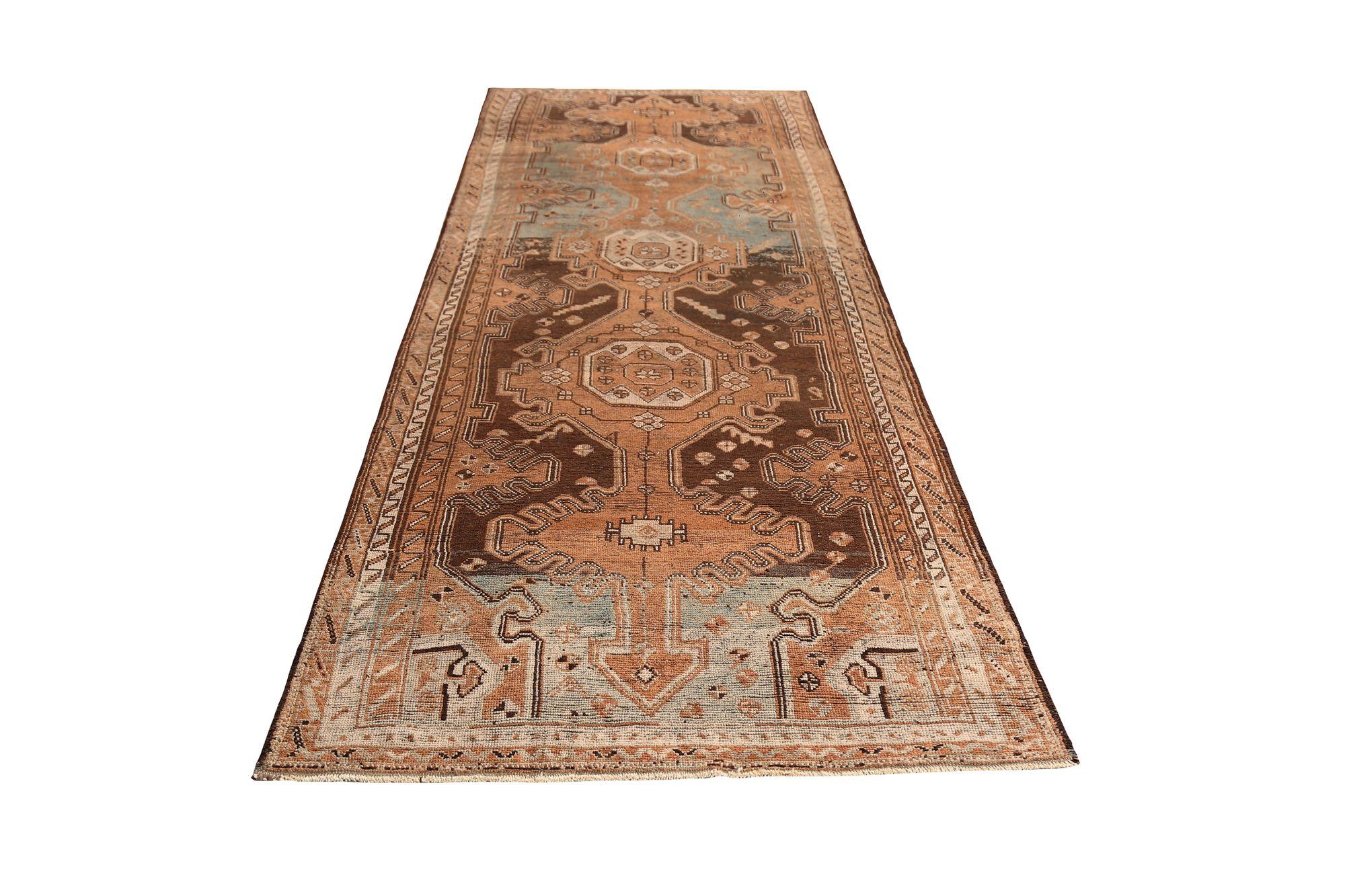 Entdecken Sie die Eleganz des persischen Shiraz mit dem Läufer CIRCA 1910. Dieses exklusive Design aus Wolle und Braun ist perfekt, um Ihren Raum zu verschönern.