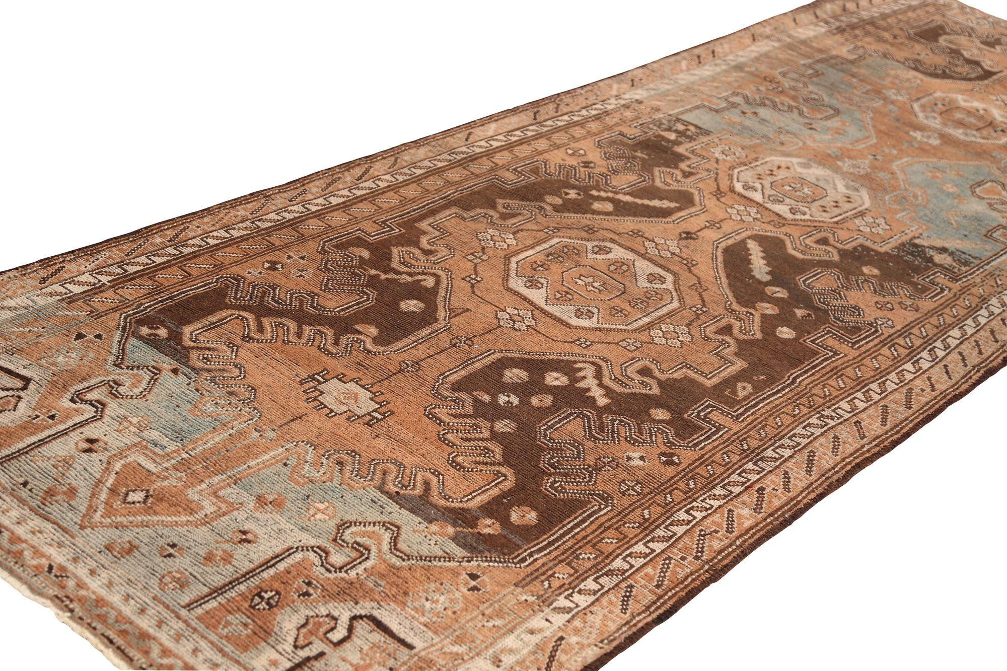 Persischer Shiraz Läufer Teppich - Wolle Brown Design - 96937 im Zustand „Hervorragend“ im Angebot in Dallas, TX