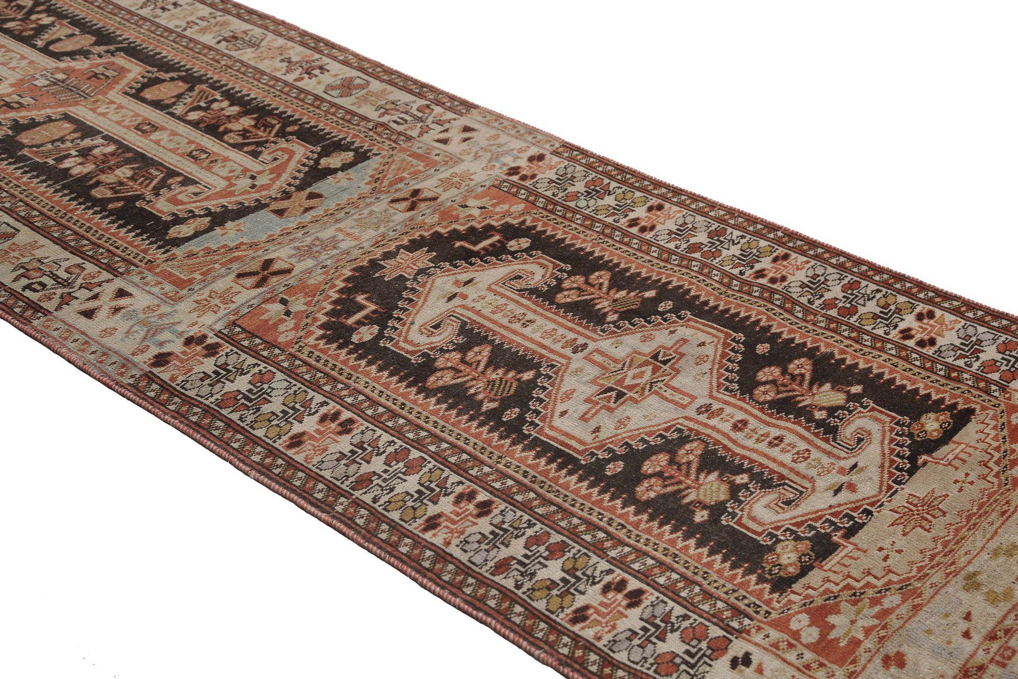 Entdecken Sie die Eleganz des persischen Shiraz mit dem Läufer CIRCA 1910. Dieses exklusive Design aus Wolle und Braun-Elfenbein ist perfekt, um Ihren Raum zu verschönern.