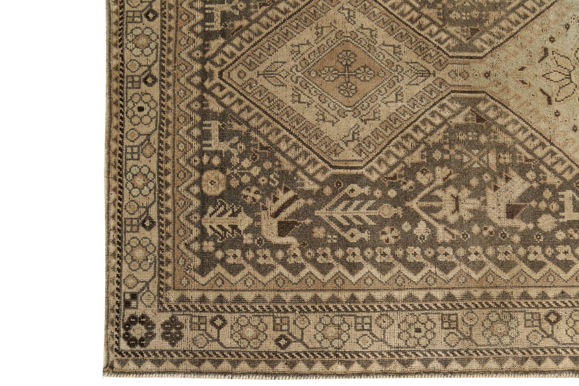 Scopri l'eleganza del tappeto persiano Shiraz con caratteristiche runner del 1910. Progettato con lana e marrone-avorio-tortora, questo design esclusivo è perfetto per valorizzare il tuo spazio.