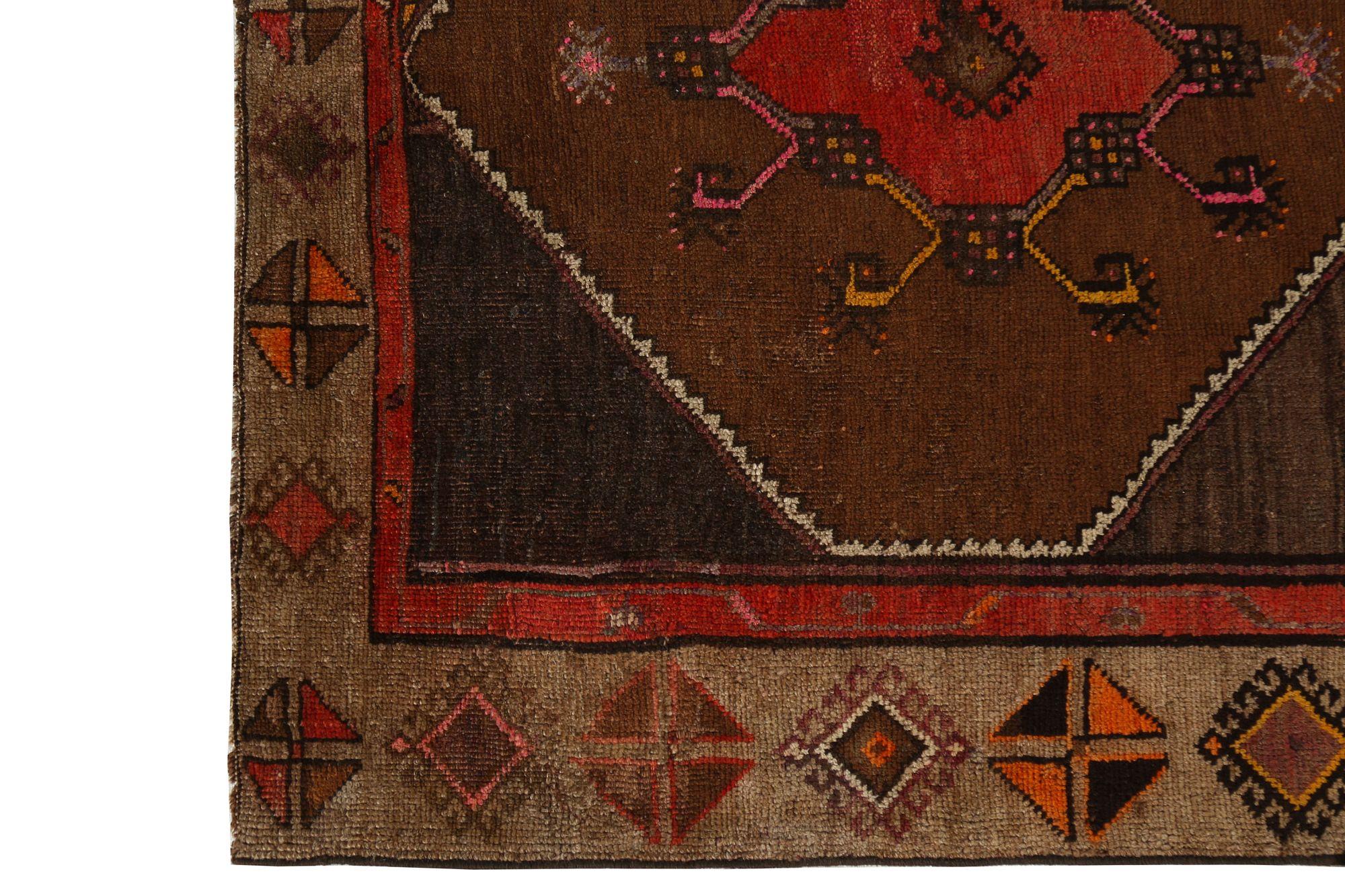 Entdecken Sie die Eleganz des persischen Shiraz mit dem Läufer CIRCA 1910. Dieses exklusive Design aus Wolle und Braunrot ist perfekt, um Ihren Raum zu verschönern.