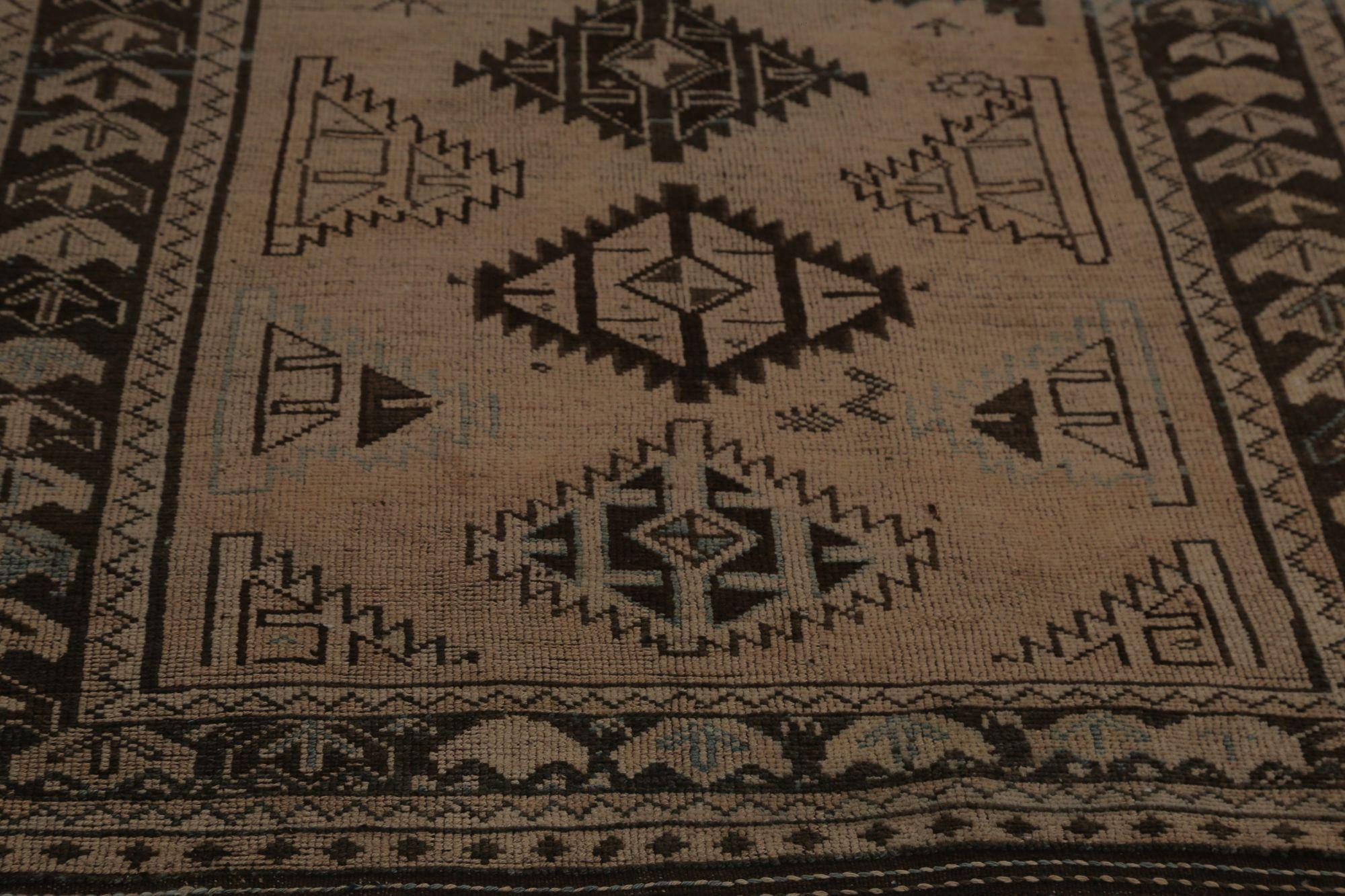 Entdecken Sie die Eleganz des persischen Shiraz mit dem Läufer CIRCA 1910. Dieses exklusive Design aus Wolle und braunem Terrakotta ist perfekt, um Ihren Raum zu verschönern.