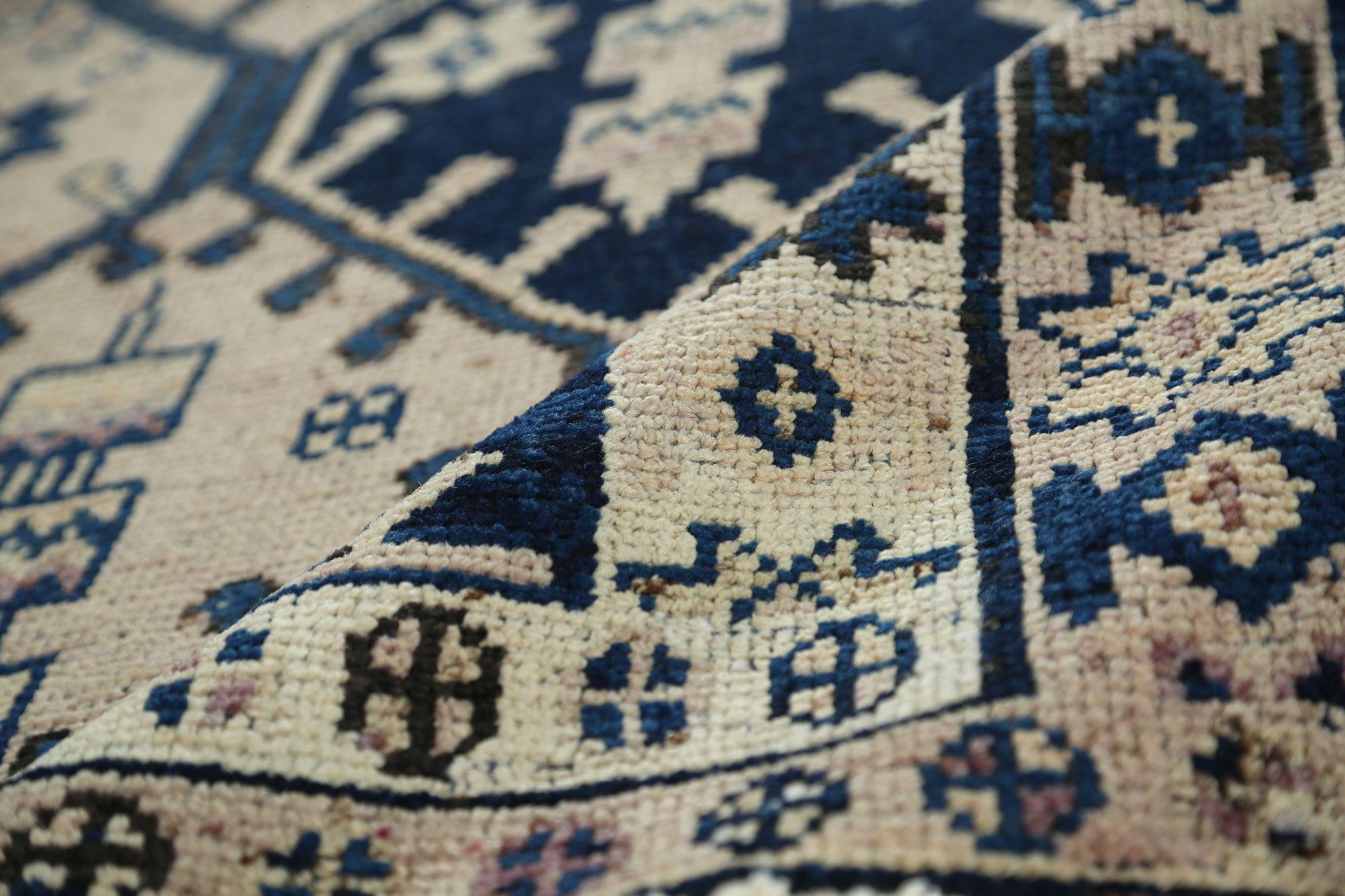Scopri l'eleganza del tappeto persiano Shiraz con caratteristiche runner del 1910. Progettato con lana e avorio, questo design esclusivo è perfetto per valorizzare il tuo spazio.