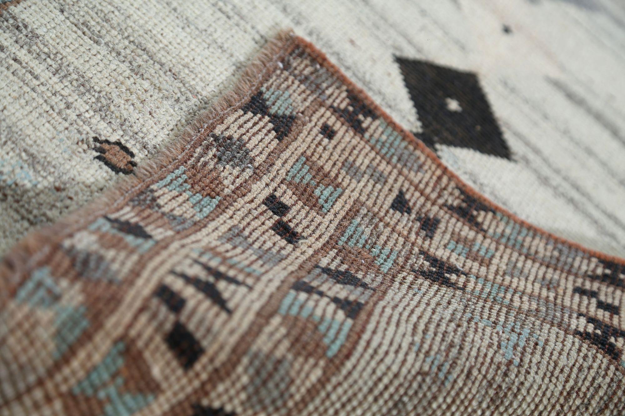 Scopri l'eleganza del tappeto persiano Shiraz con caratteristiche runner del 1940. Progettato con lana e avorio, questo design esclusivo è perfetto per valorizzare il tuo spazio.