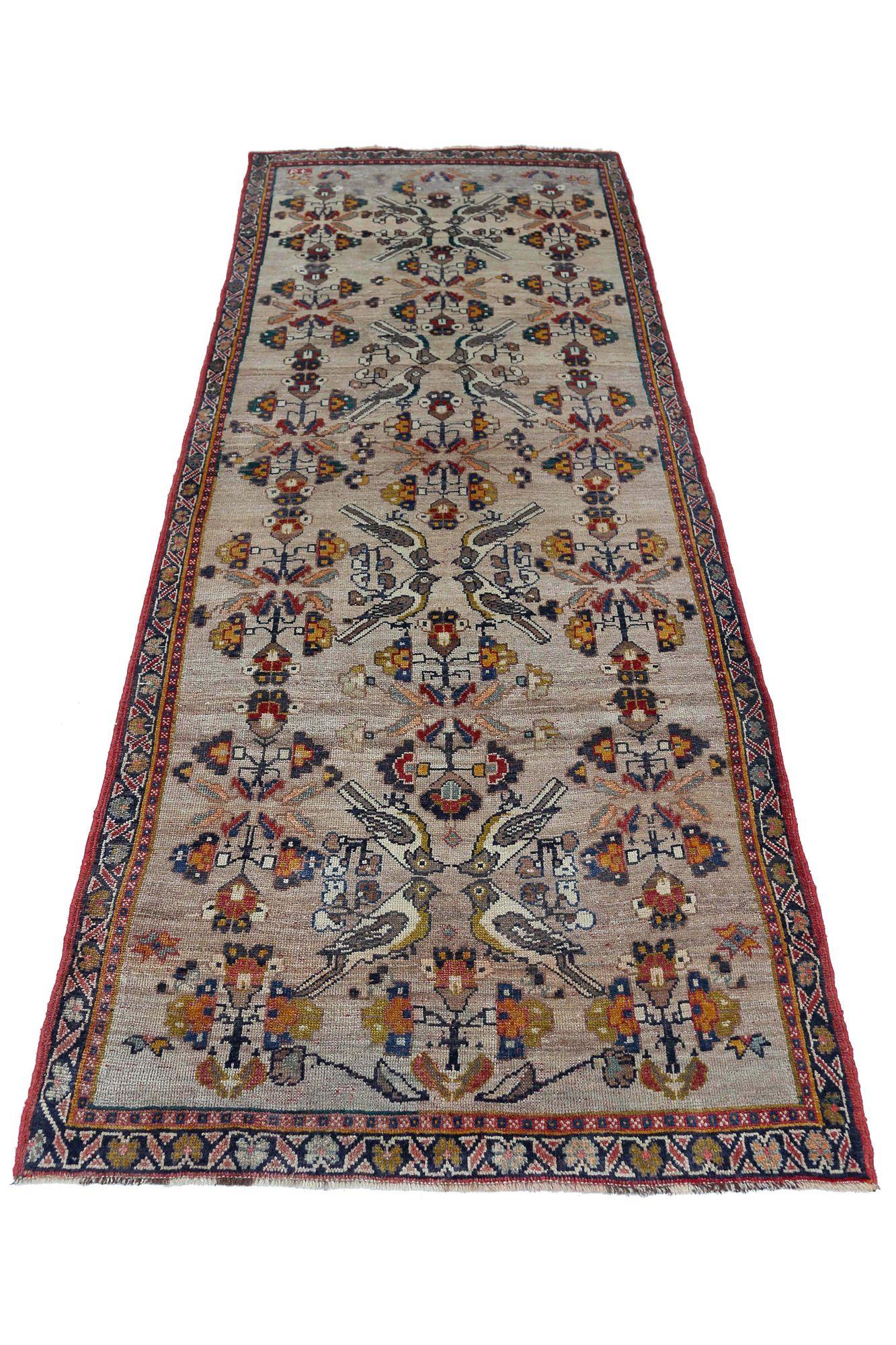 Entdecken Sie die Eleganz des persischen Shiraz mit dem Läufer CIRCA 1910. Dieses exklusive Design aus Wolle und Elfenbein ist perfekt, um Ihren Raum zu verschönern.