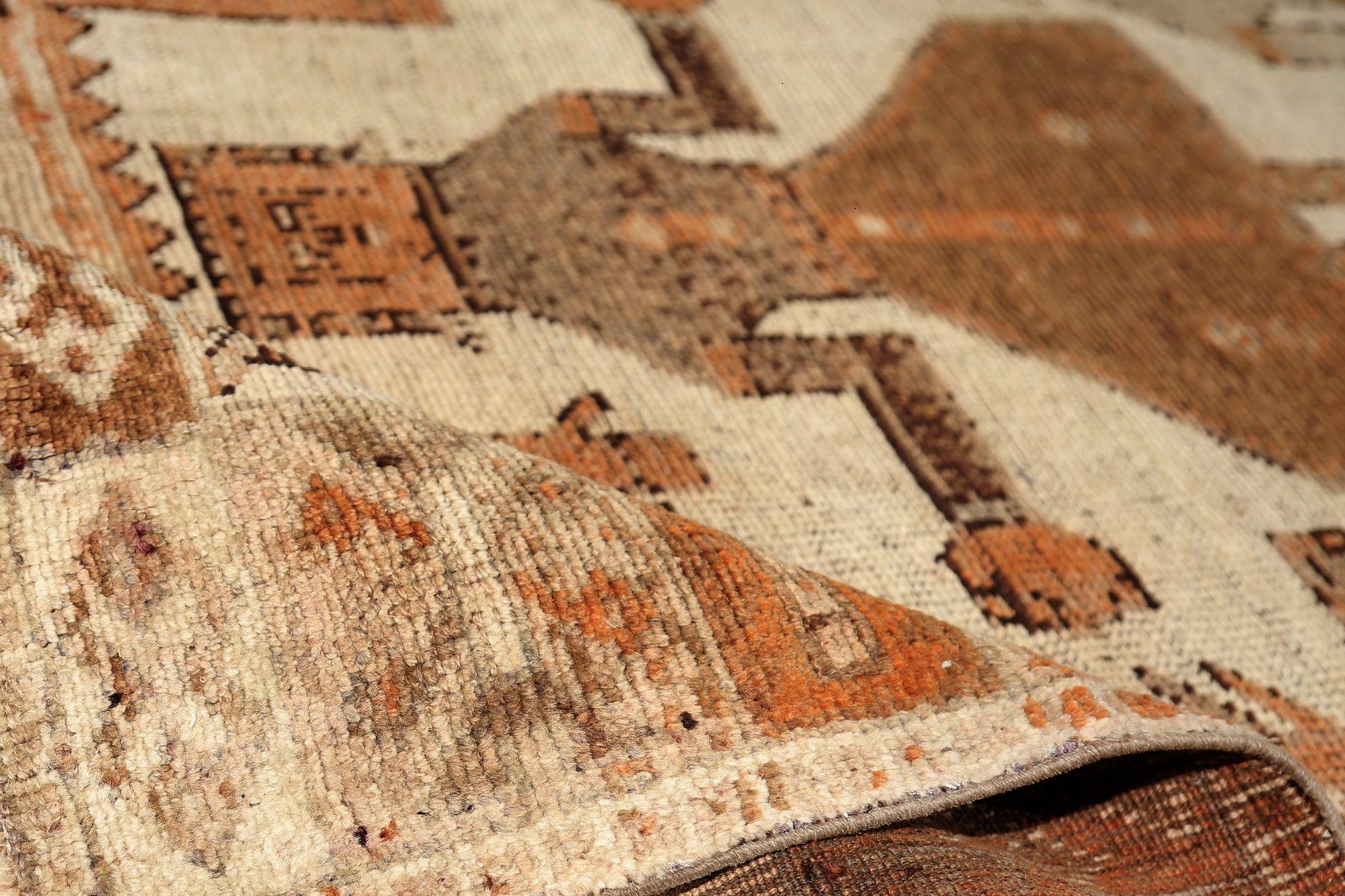 Entdecken Sie die Eleganz des persischen Shiraz mit dem Läufer CIRCA 1880. Dieses exklusive Design aus Wolle und ElfenbeinOrange ist perfekt, um Ihren Raum zu verschönern.