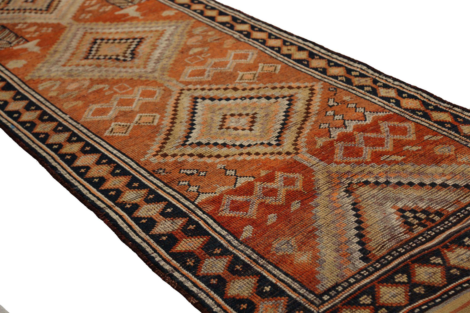 Scopri l'eleganza del tappeto persiano Shiraz con caratteristiche runner del 1910. Progettato con lana e IvoryOrangeRed, questo design esclusivo è perfetto per valorizzare il tuo spazio.