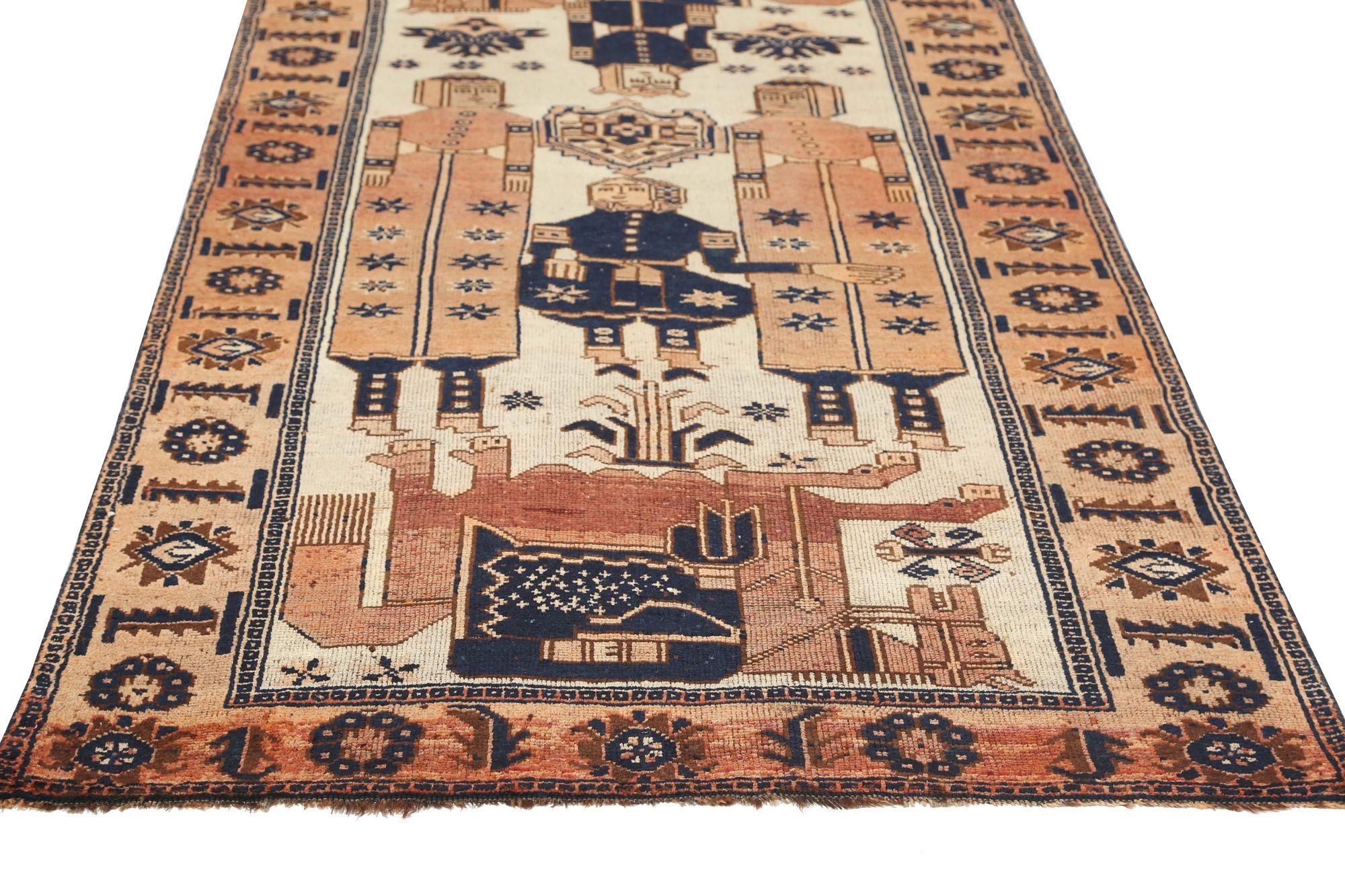 Entdecken Sie die Eleganz des persischen Shiraz mit dem Läufer CIRCA 1880. Dieses exklusive Design aus Wolle und IvoryPinkRed eignet sich perfekt, um Ihren Raum zu verschönern.