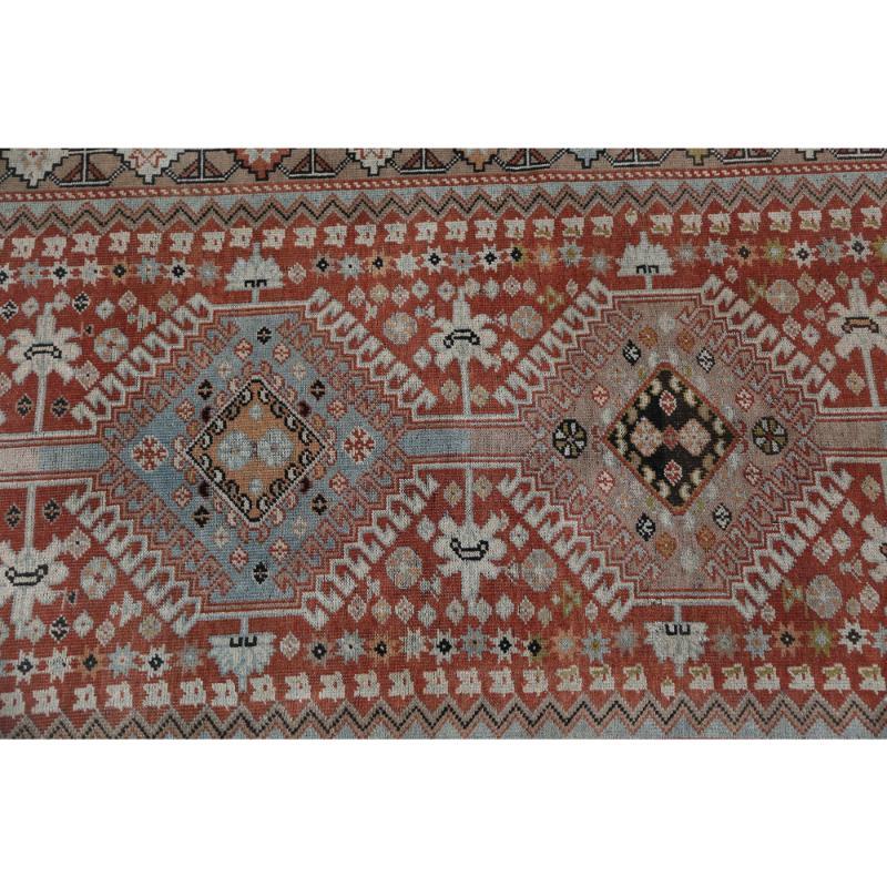 Scopri l'eleganza del tappeto persiano Shiraz con caratteristiche runner del 1940. Progettato con lana e IvoryRed, questo design esclusivo è perfetto per valorizzare il tuo spazio.