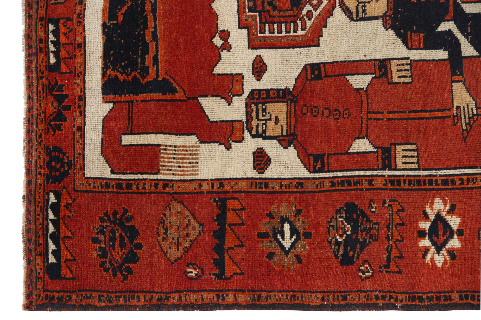 Entdecken Sie die Eleganz des persischen Shiraz mit dem Läufer CIRCA 1910. Dieses exklusive Design aus Wolle und Elfenbeinrot ist perfekt, um Ihren Raum zu verschönern.