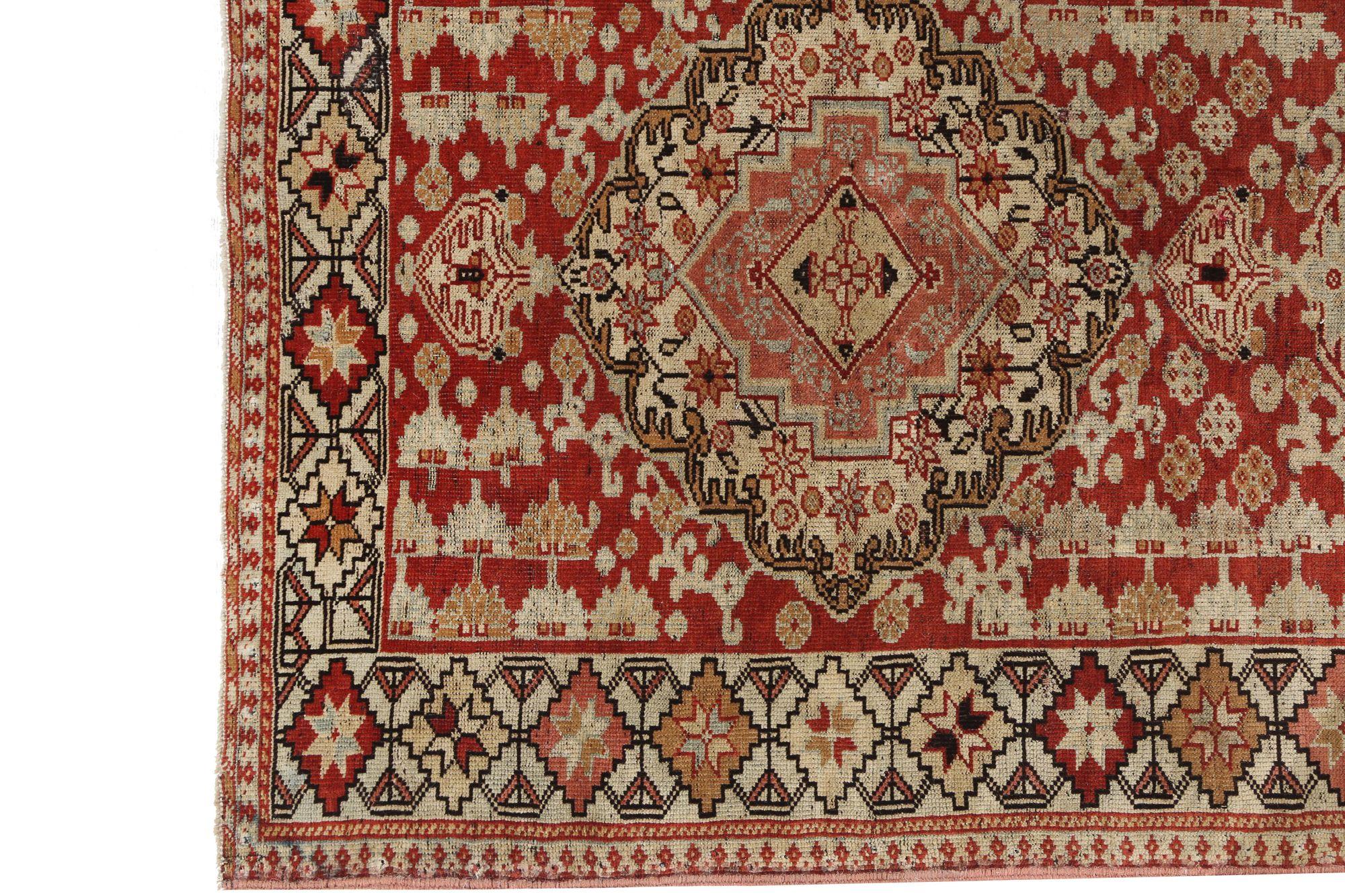 Entdecken Sie die Eleganz des persischen Shiraz mit dem Läufer CIRCA 1940. Dieses exklusive Design aus Wolle und IvoryRedTaupe ist perfekt, um Ihren Raum zu verschönern.