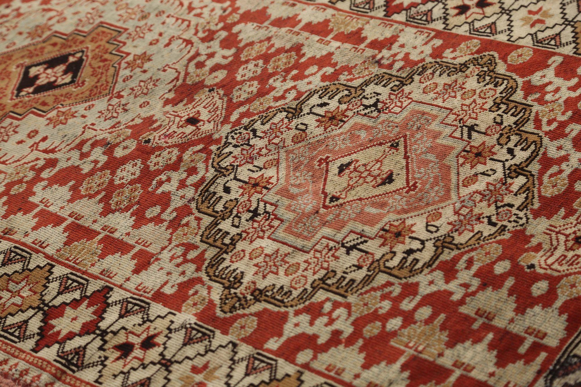 Persischer Shiraz-Läufer aus Wolle in Elfenbein, Rot und Taupe mit Muster - 97987 (Stammeskunst) im Angebot