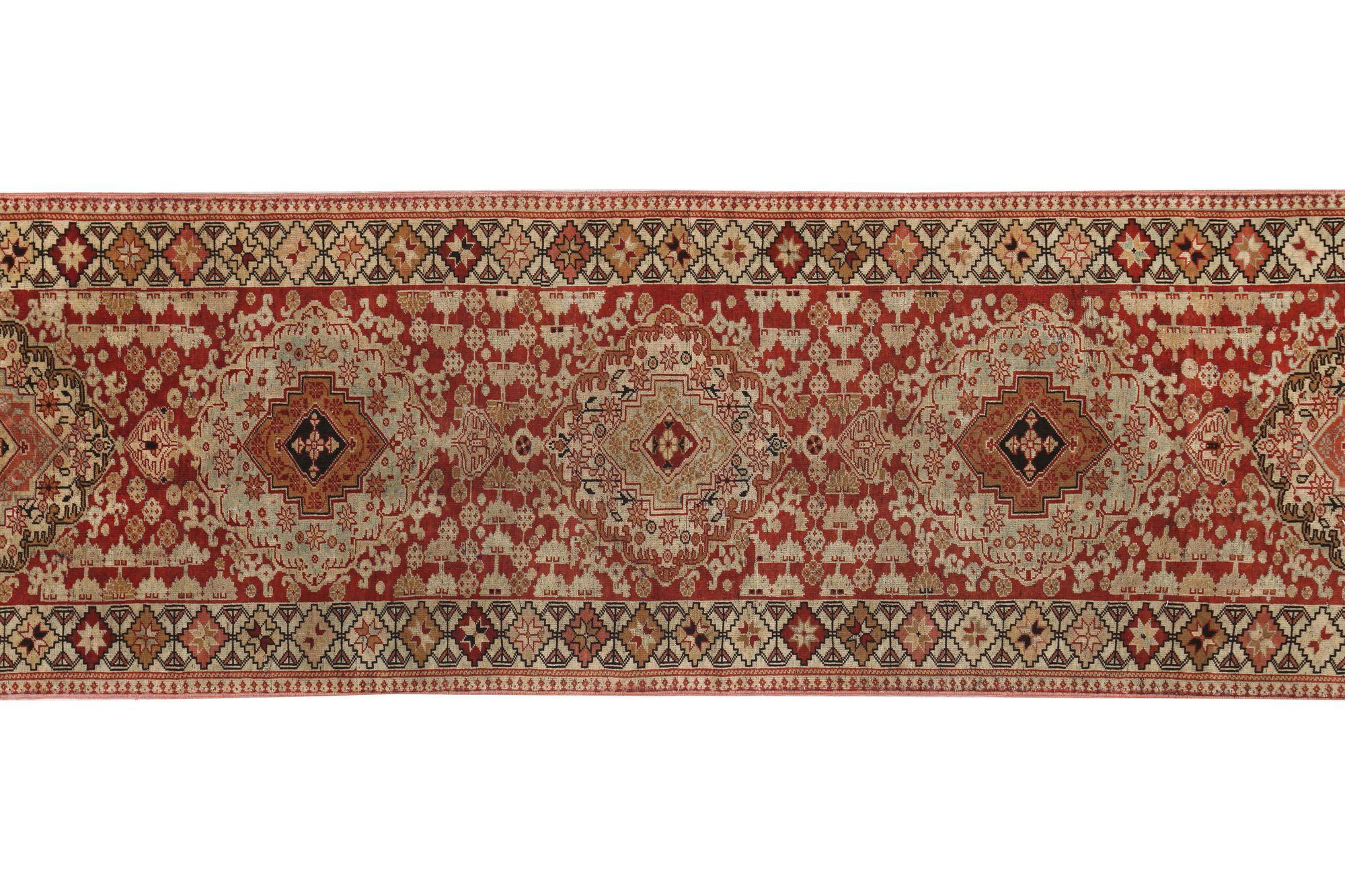 Persischer Shiraz-Läufer aus Wolle in Elfenbein, Rot und Taupe mit Muster - 97987 im Zustand „Hervorragend“ im Angebot in Dallas, TX