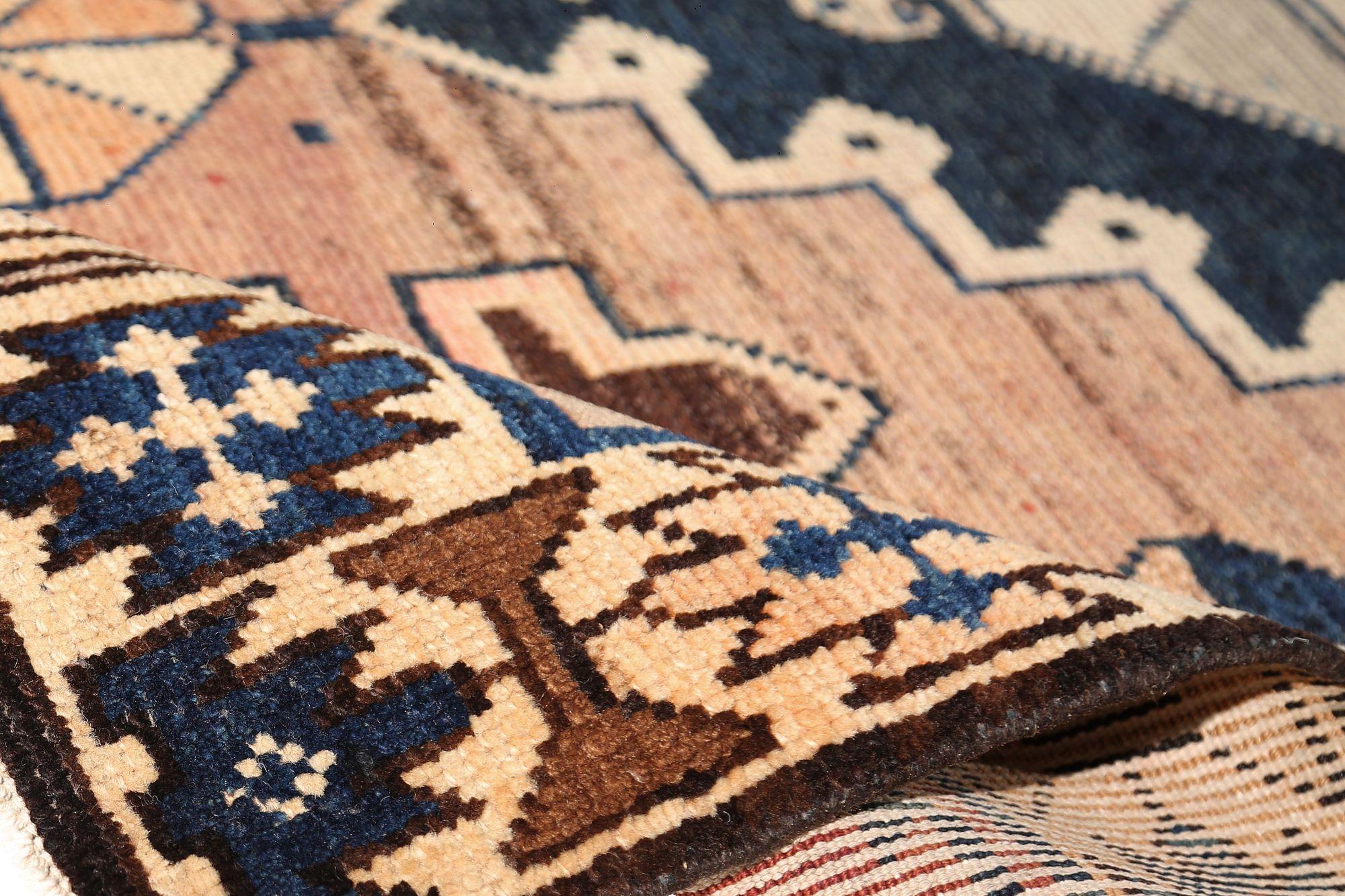 Entdecken Sie die Eleganz des persischen Shiraz mit dem Läufer CIRCA 1910. Dieses exklusive Design aus Wolle und Marineblau-Rosa-Gelb ist perfekt, um Ihren Raum zu verschönern.