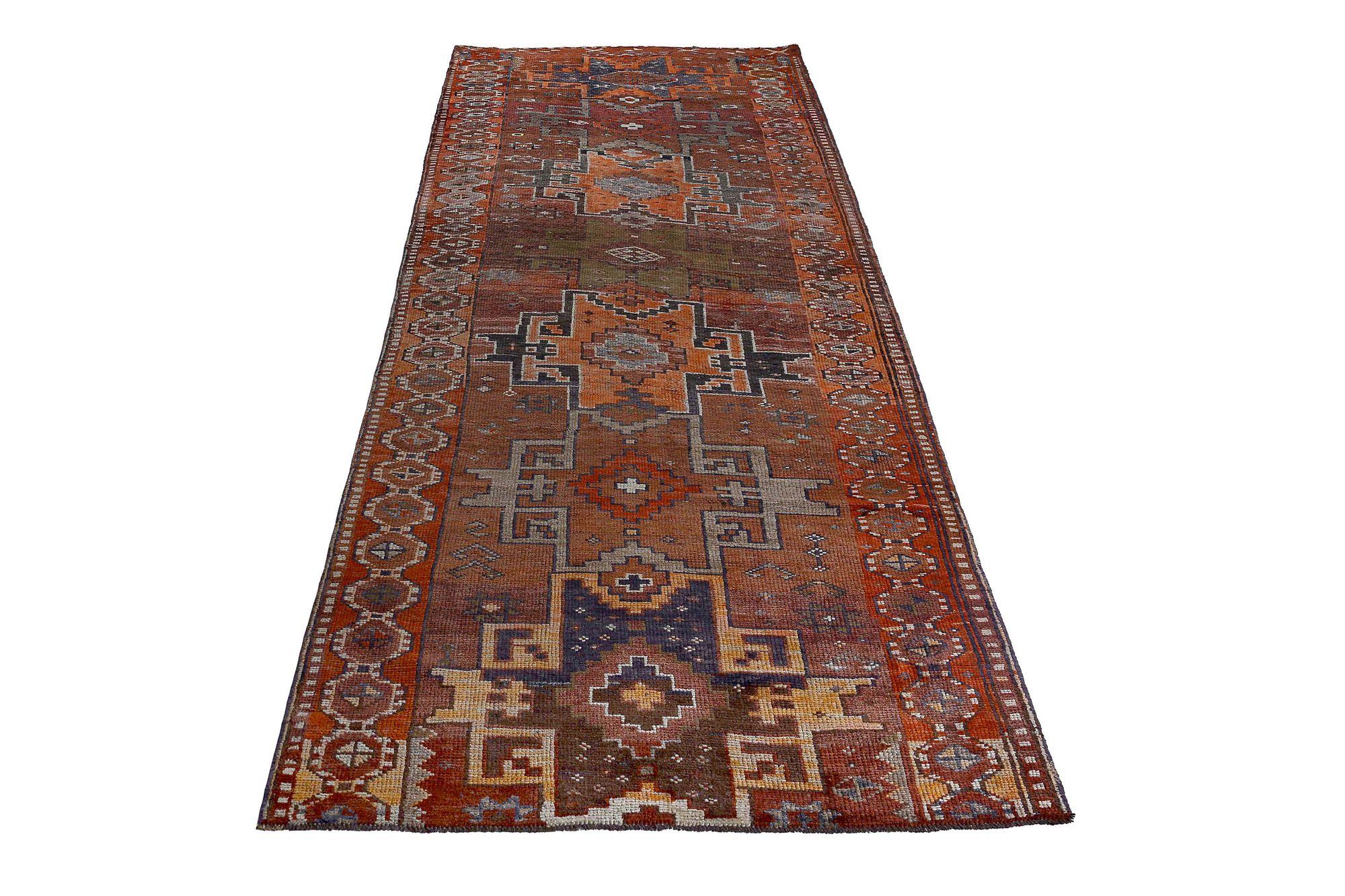 Entdecken Sie die Eleganz des persischen Shiraz mit dem Läufer CIRCA 1910. Dieses exklusive Design aus Wolle und OrangeRed ist perfekt, um Ihren Raum zu verschönern.