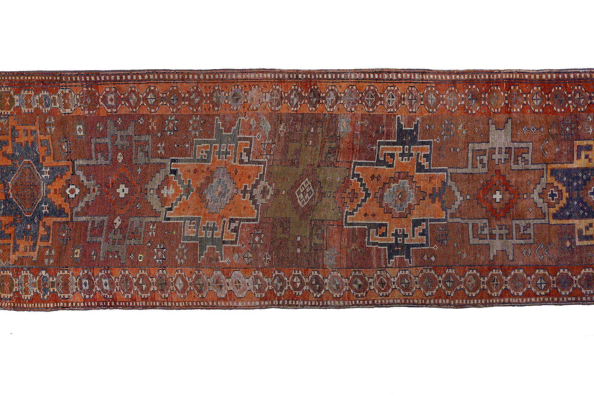 Persischer Shiraz-Läufer aus Wolle in Orange und Rot mit Design - 97451 im Zustand „Hervorragend“ im Angebot in Dallas, TX