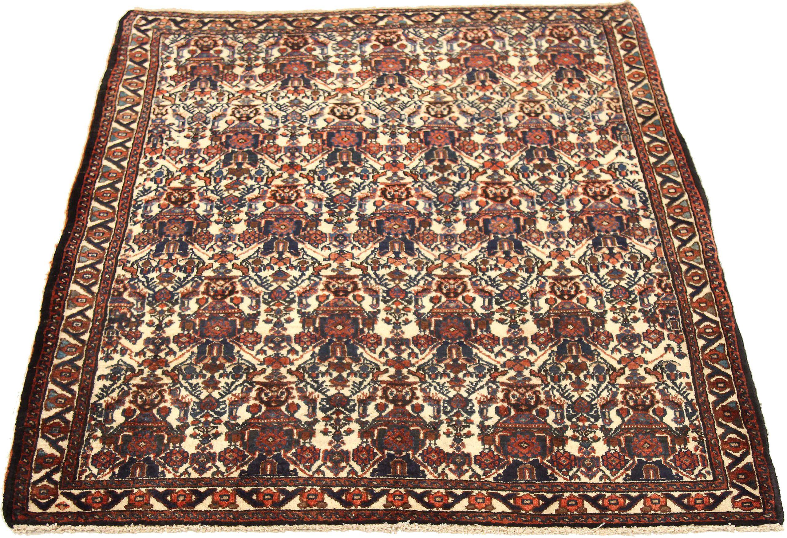 Scopri l'eleganza del tappeto persiano Shiraz di piccole dimensioni del 1880. Progettato con lana e blu-avorio-rosso, questo design esclusivo è perfetto per valorizzare il tuo spazio.