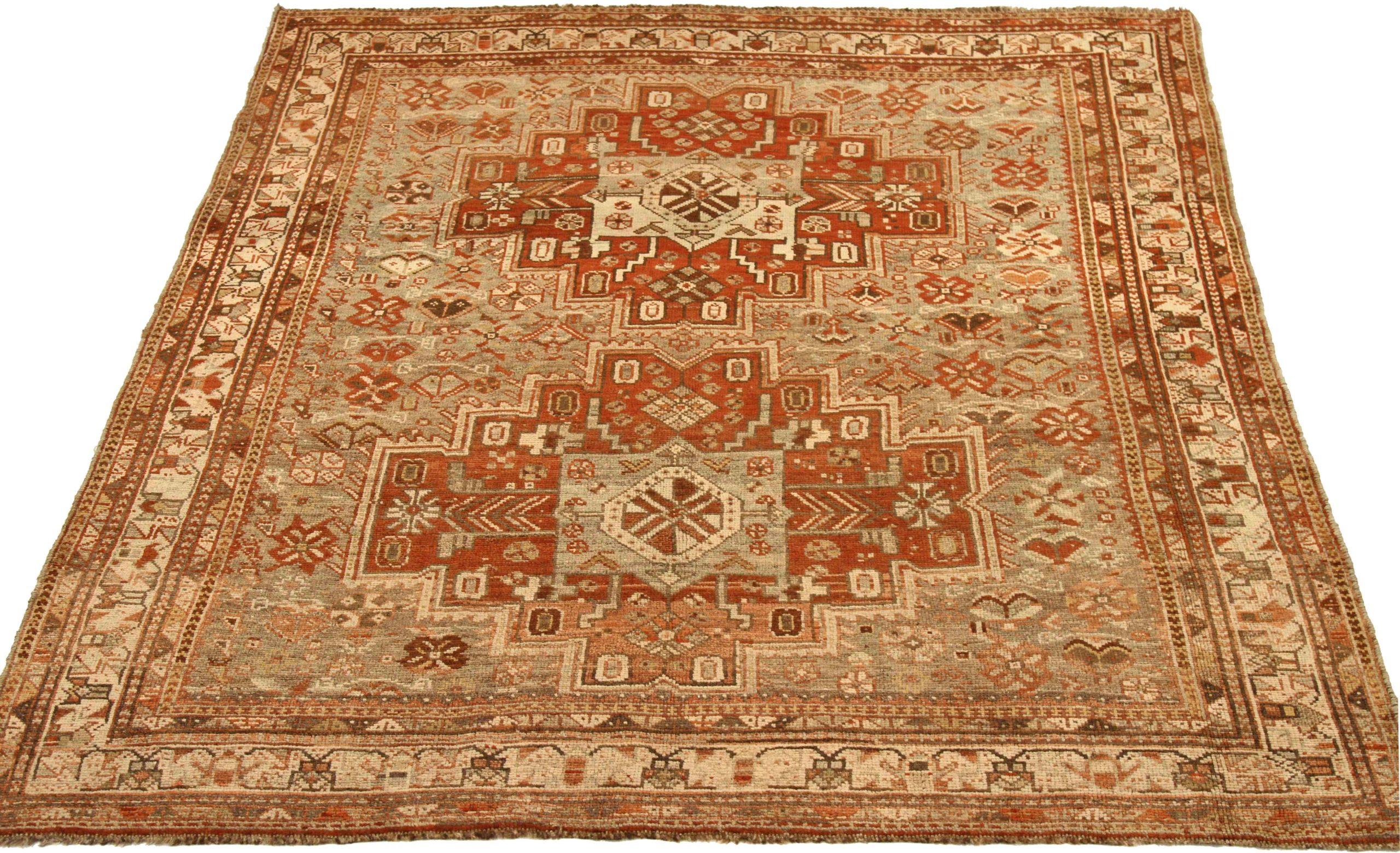 Scopri l'eleganza del tappeto persiano Shiraz di piccole dimensioni del 1880. Progettato con lana e IvoryRed, questo design esclusivo è perfetto per valorizzare il tuo spazio.