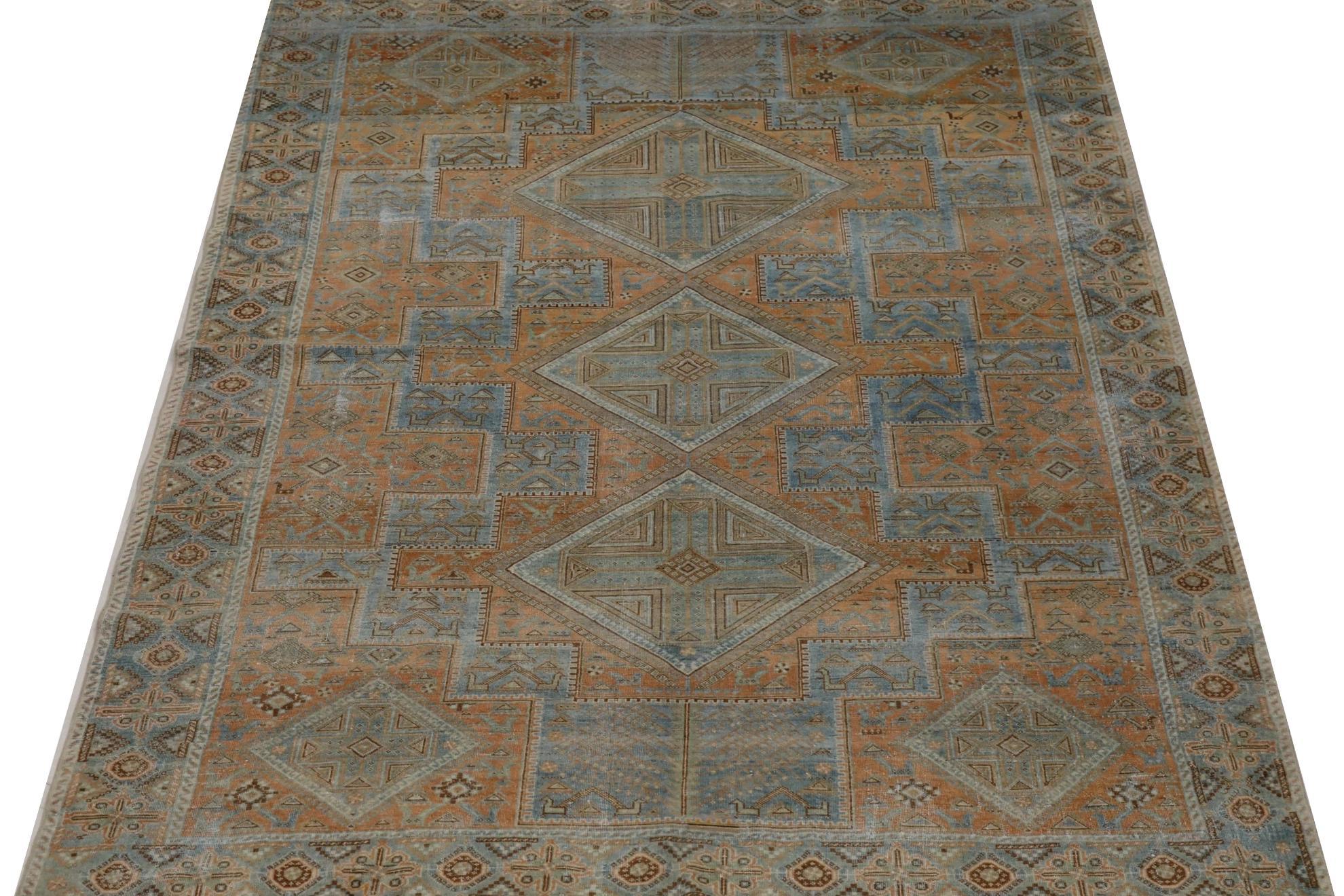 Entdecken Sie die Eleganz des persischen Shiraz mit dem kleinen Teppich von CIRCA 1910. Dieses exklusive Design aus Wolle und Blau-Elfenbein-Orange ist perfekt, um Ihren Raum zu verschönern.